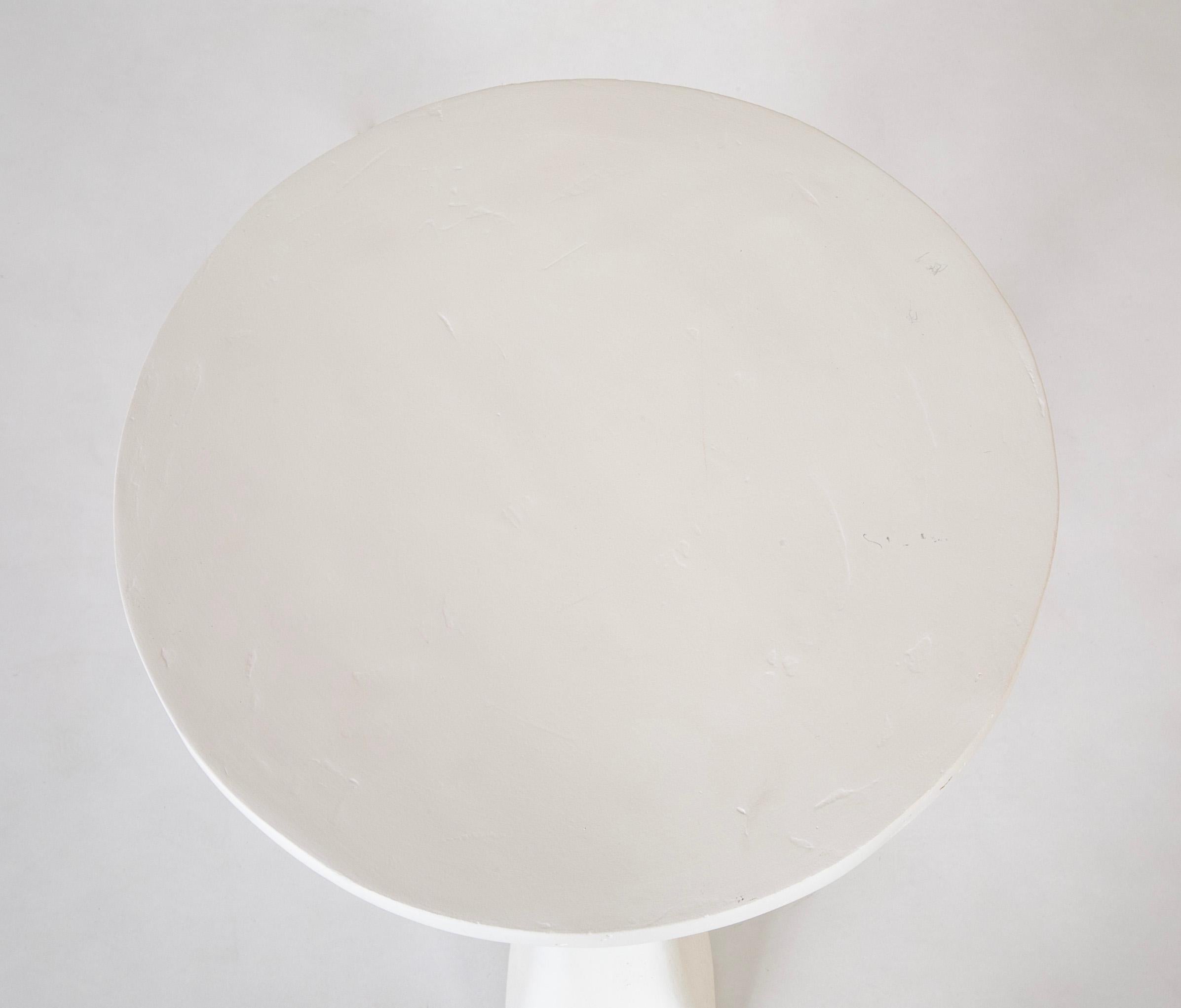 Fin du 20e siècle Table à 3 pieds en fibre de verre plâtre dans le style de John Dickinson en vente