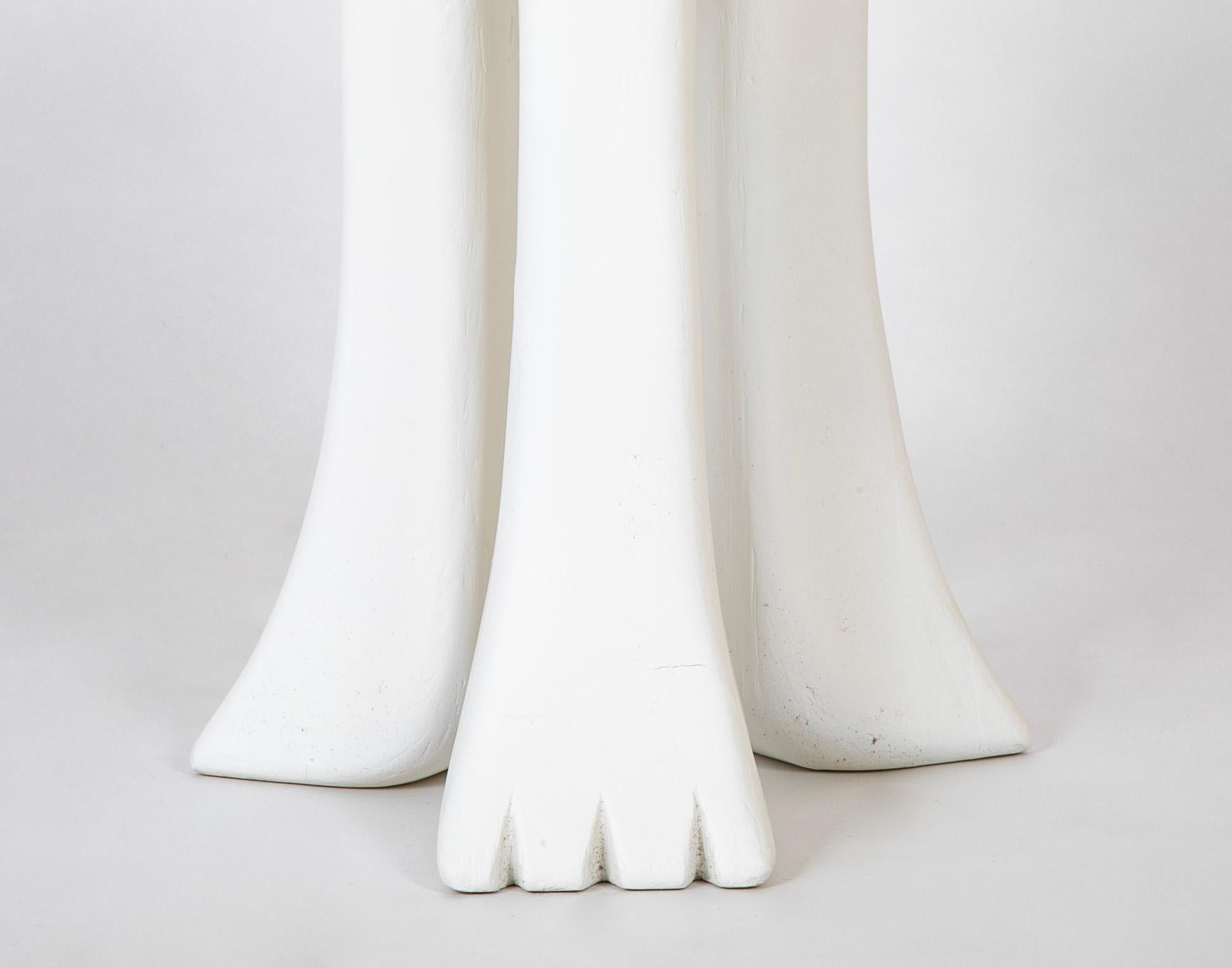 Gips-Glasfaser-Tisch mit 3 Beinen im Stil von John Dickinson im Angebot 2