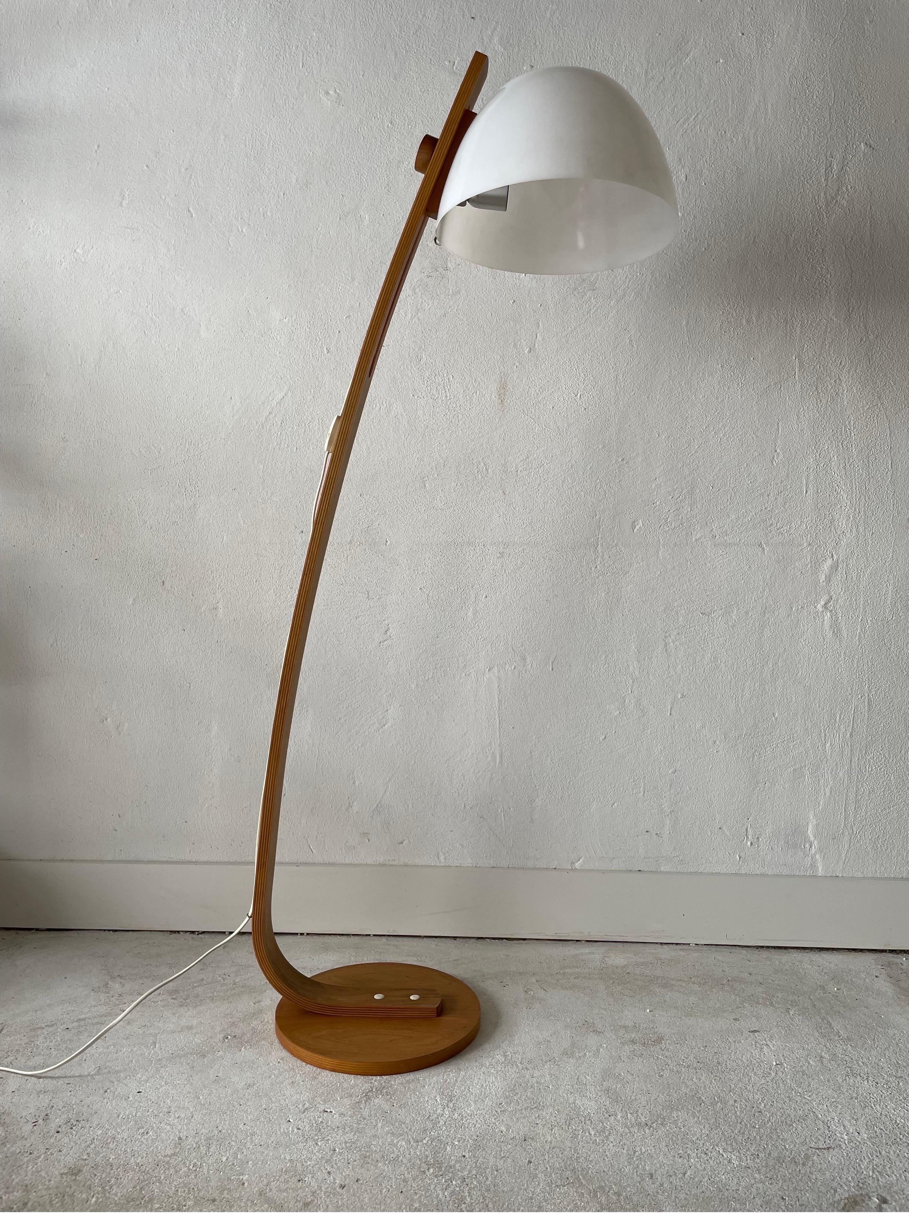 Plexiglass and bent plywood body space age floor lamp by Temde, 1970s, Switzerland

Lamp is in very good vintage condition.

This lamp works with E27 light bulb. Max 100W
Wired and suitable to use with 220V and 110V for all