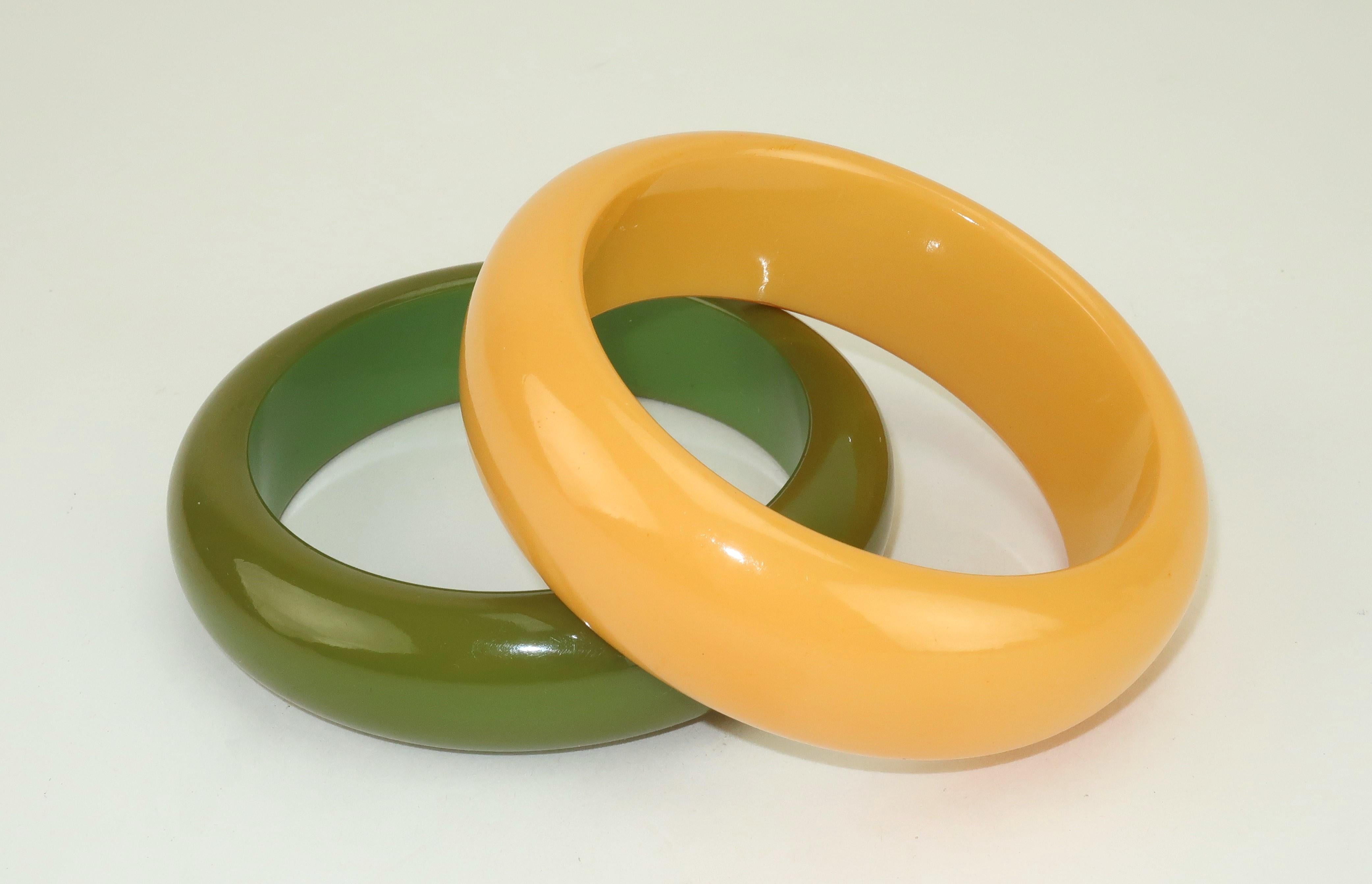 Paire de bracelets en plastique des années 1950, blanc ivoire et vert olive.  La paire est superbe lorsqu'elle est empilée ou portée séparément pour des looks différents.  Veuillez consulter la page d'accueil de Modern & Moore pour les annonces