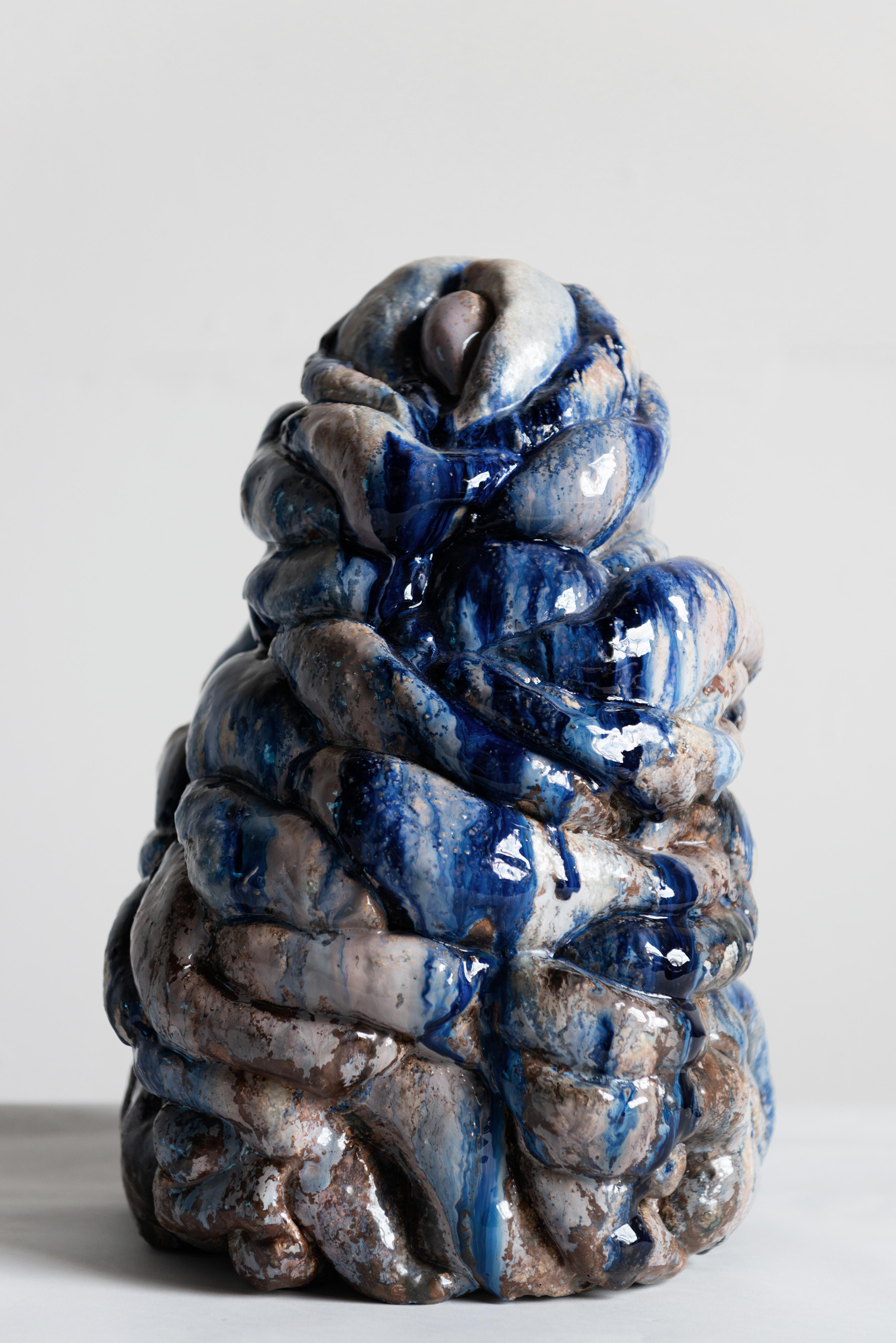 Blaue Plastikskulptur von Natasja Alers, 2019.
Abmessungen: 44 x 28 x 24 cm
MATERIAL: Keramik, Glasuren.

Die bildende Künstlerin Natasja Alers (Den Haag, 1987) ist Absolventin der Gerrit Rietveld Akademie im Bereich Keramik. Alers fertigt