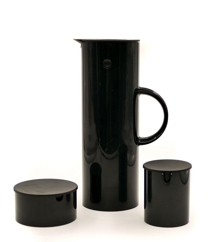 Ce service à café en plastique est un objet décoratif conçu par Erik Magnussen pour Stelton au cours de la seconde moitié du XXe siècle.

Ensemble en plastique fabriqué au Danemark. Il comprend : 

- une cafetière.
Dimensions : cm 30 x 10,5