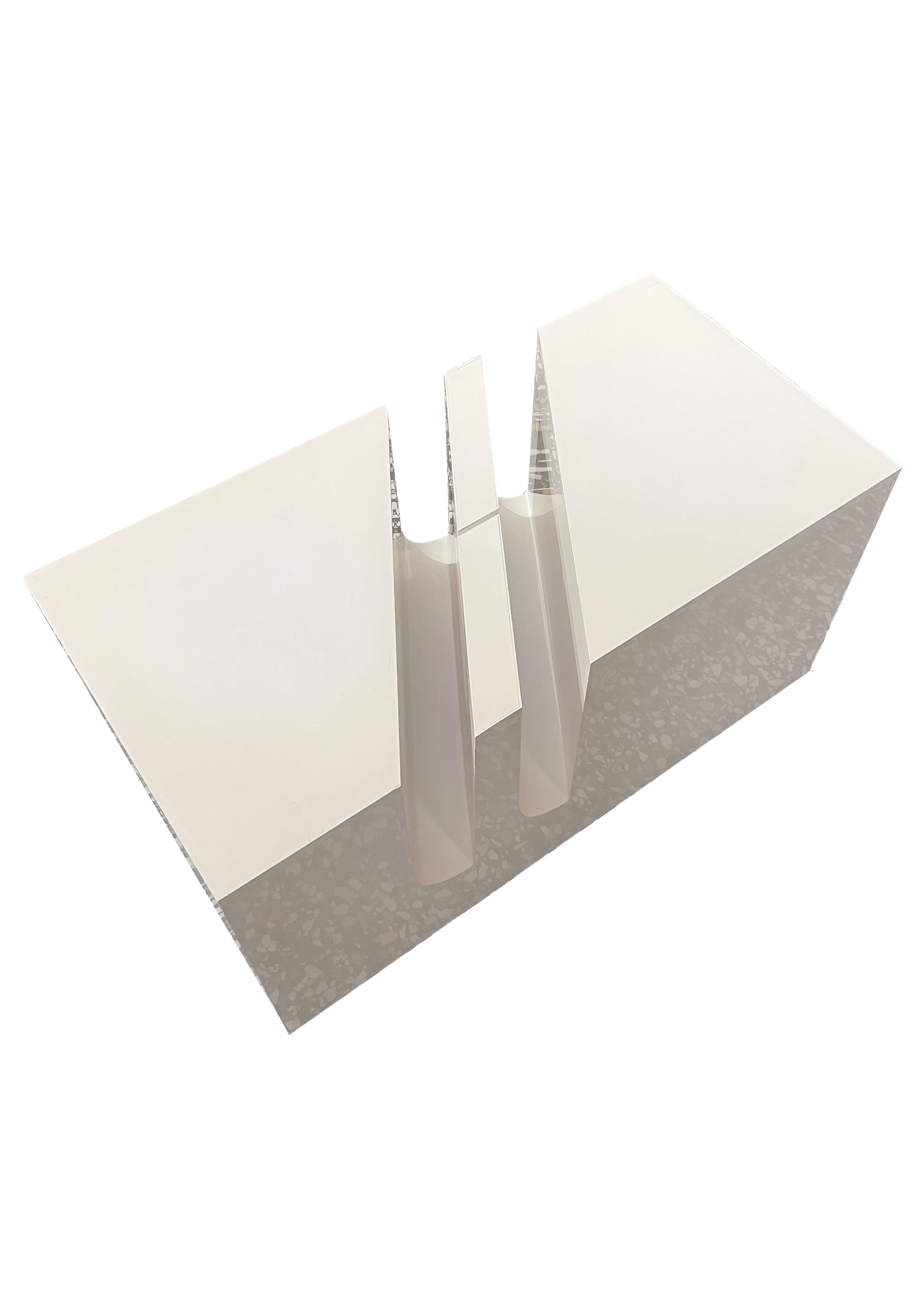 Beautiful coffee table with graphic storage for magazines, in white plastic by Marco Zanuso. Nice details of 