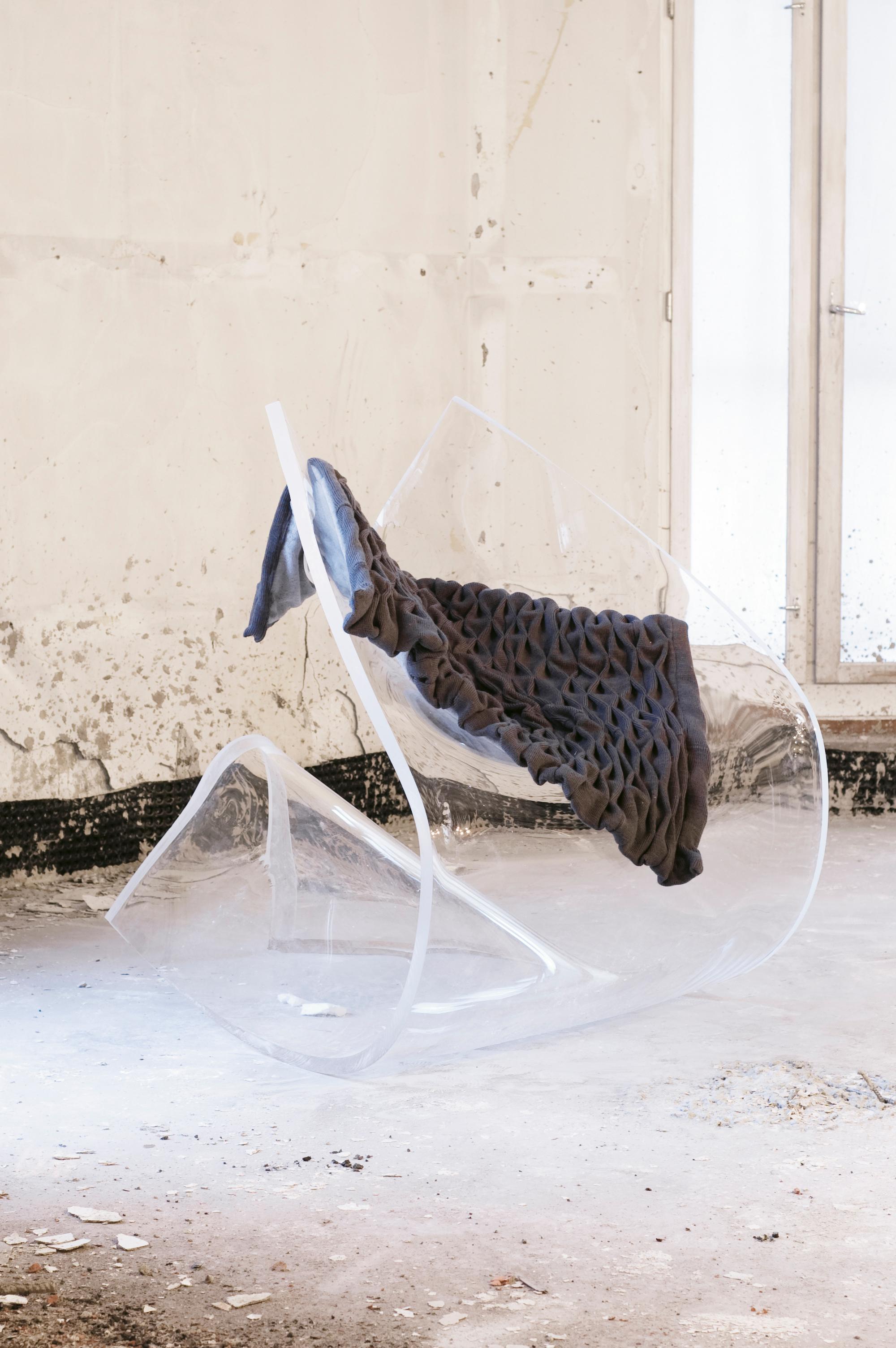 Plastic Dandy is a sitting sculpture designed by the Belgian designer Isaac Monté, but
produced in Norway.
The cold, naked plexi
-
plate contrasts with the warm, woolen plaid.
The transparent piece of furniture is formed in a way light dances
