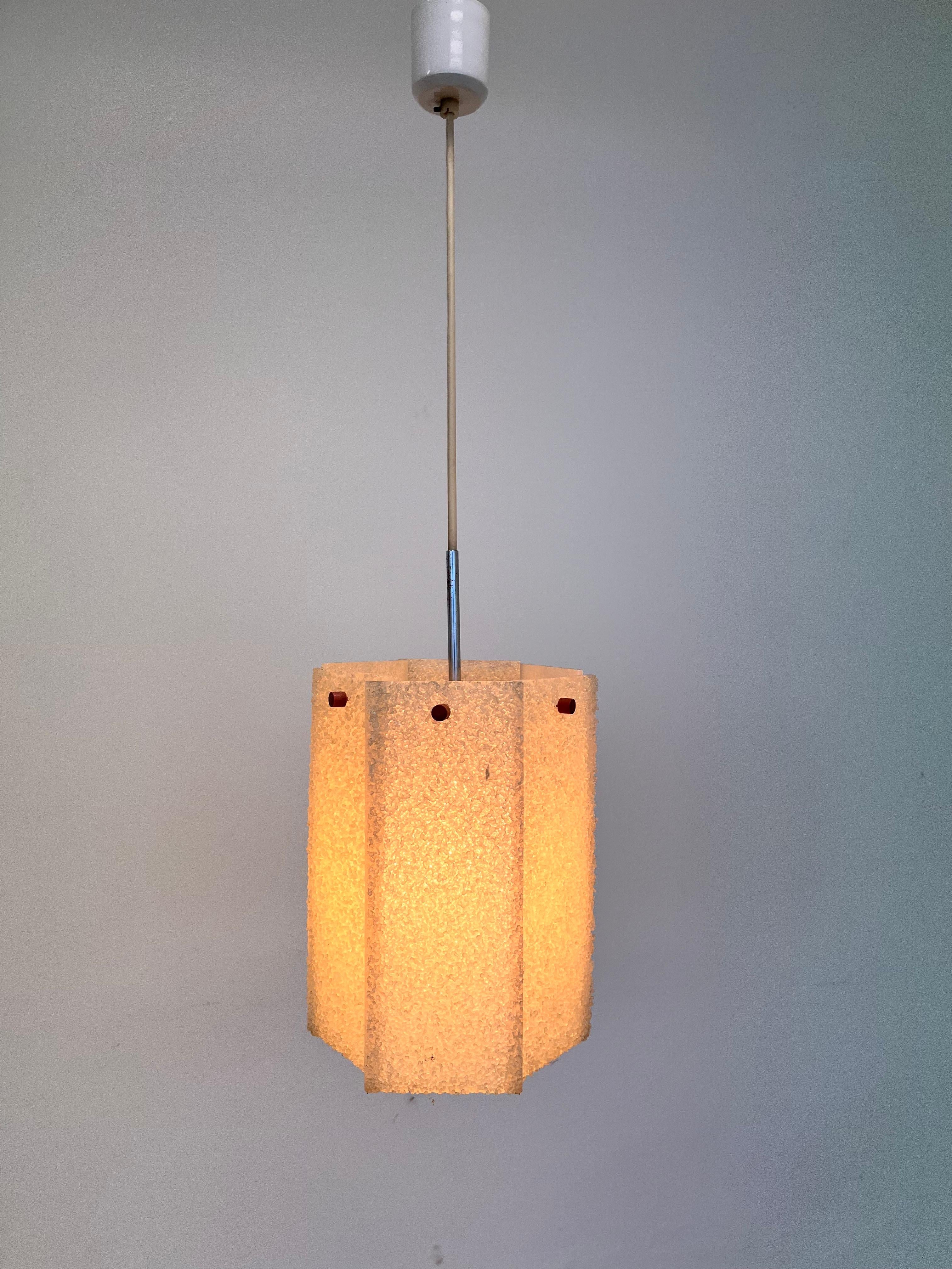 Mid-Century moderno Ciondolo in plastica e resina epossidica, metà secolo, 1970 - Cecoslovacchia in vendita