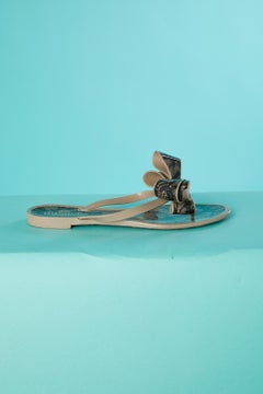 Plastic flip-flop with black lace print and bow Valentino Garavani