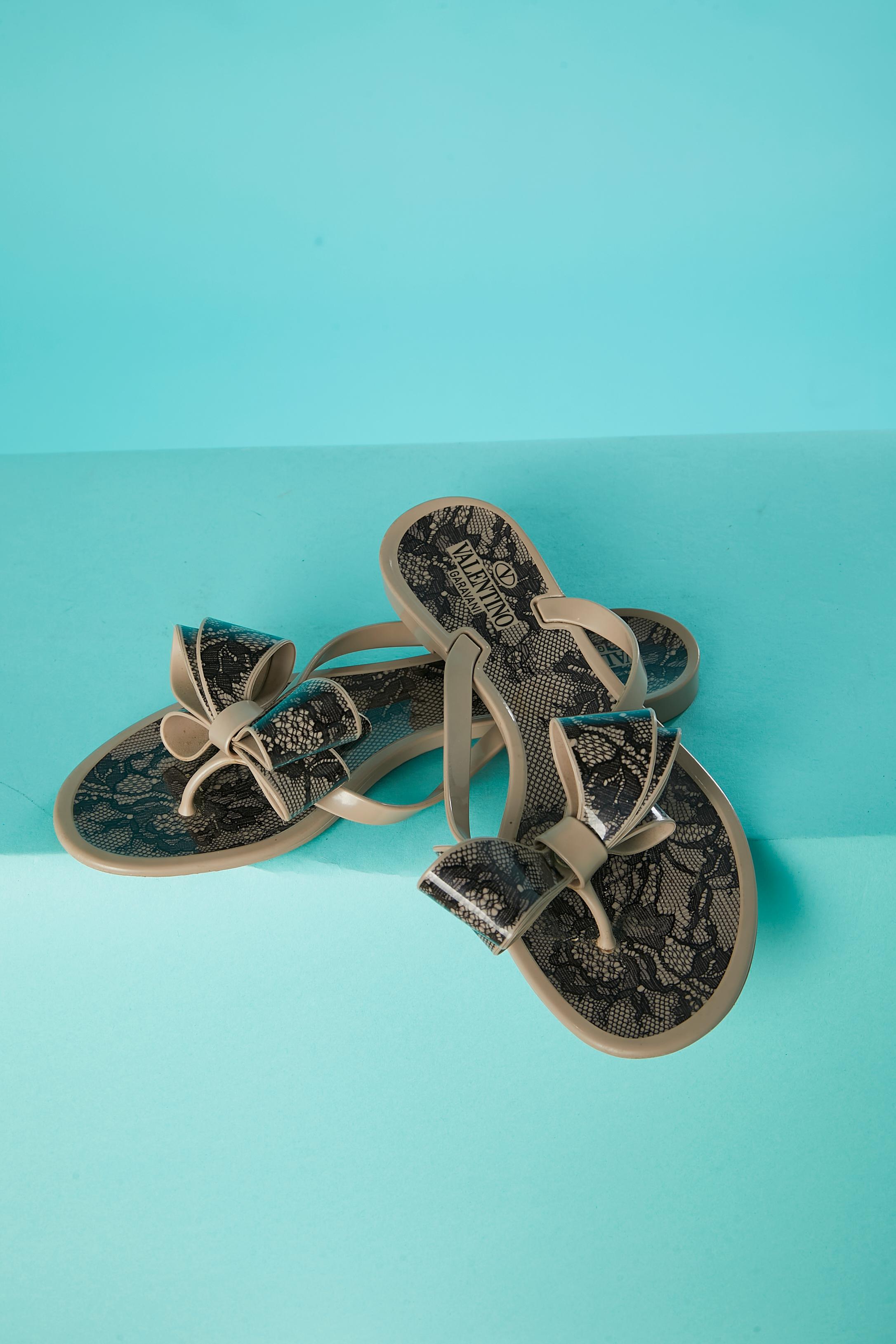 Plastic flip-flop with black lace print and bow Valentino Garavani  In Excellent Condition For Sale In Saint-Ouen-Sur-Seine, FR