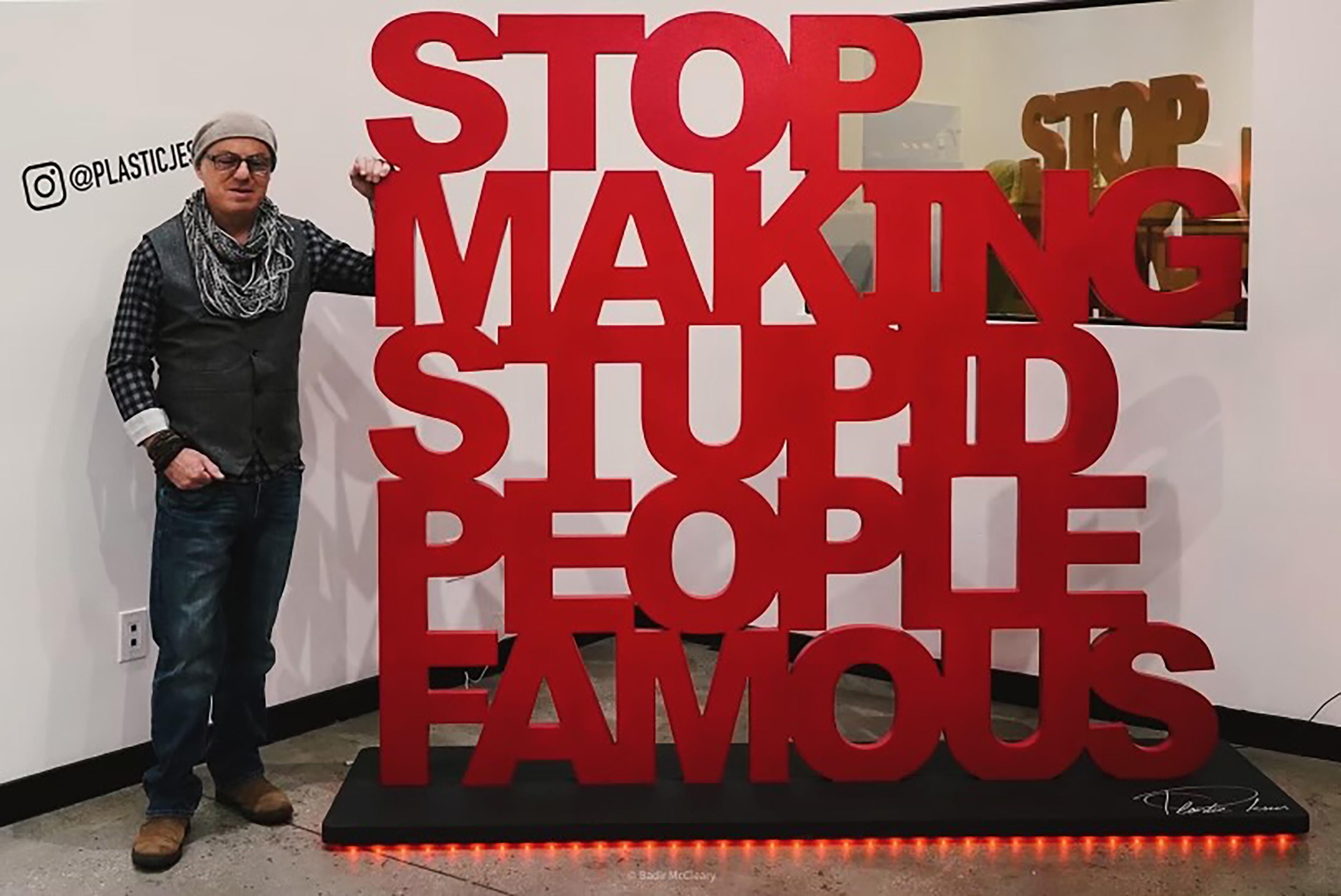 « Stop Making Stupid People Famous » - Grand bois avec insallation en polyuréthane - Pop Art Sculpture par Plastic Jesus