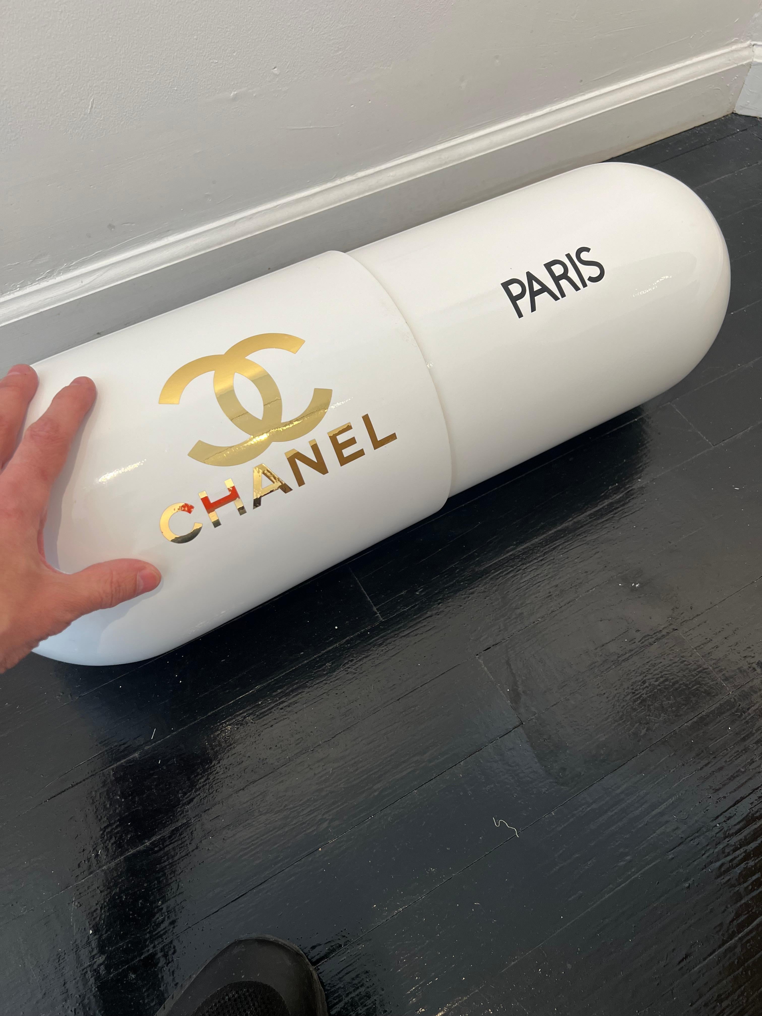 Sculpture murale contemporaine Chanel pop art intérieur Banksy résine blanche Paris NY en vente 1