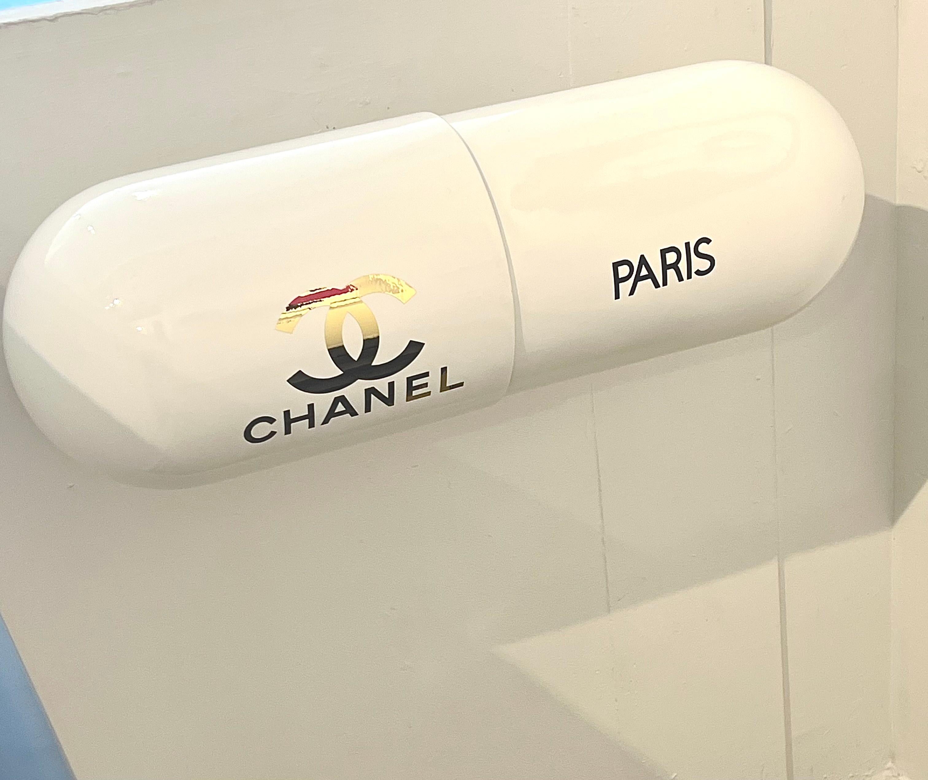 Sculpture murale contemporaine Chanel pop art intérieur Banksy résine blanche Paris NY en vente 5