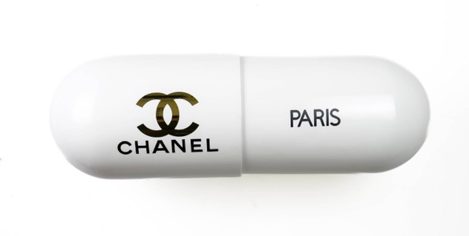 Chanel contemporanea scultura da parete pop art per interni Banksy resina bianca Parigi NY