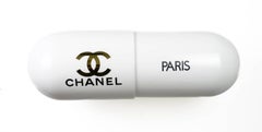 Chanel contemporanea scultura da parete pop art per interni Banksy resina bianca Parigi NY