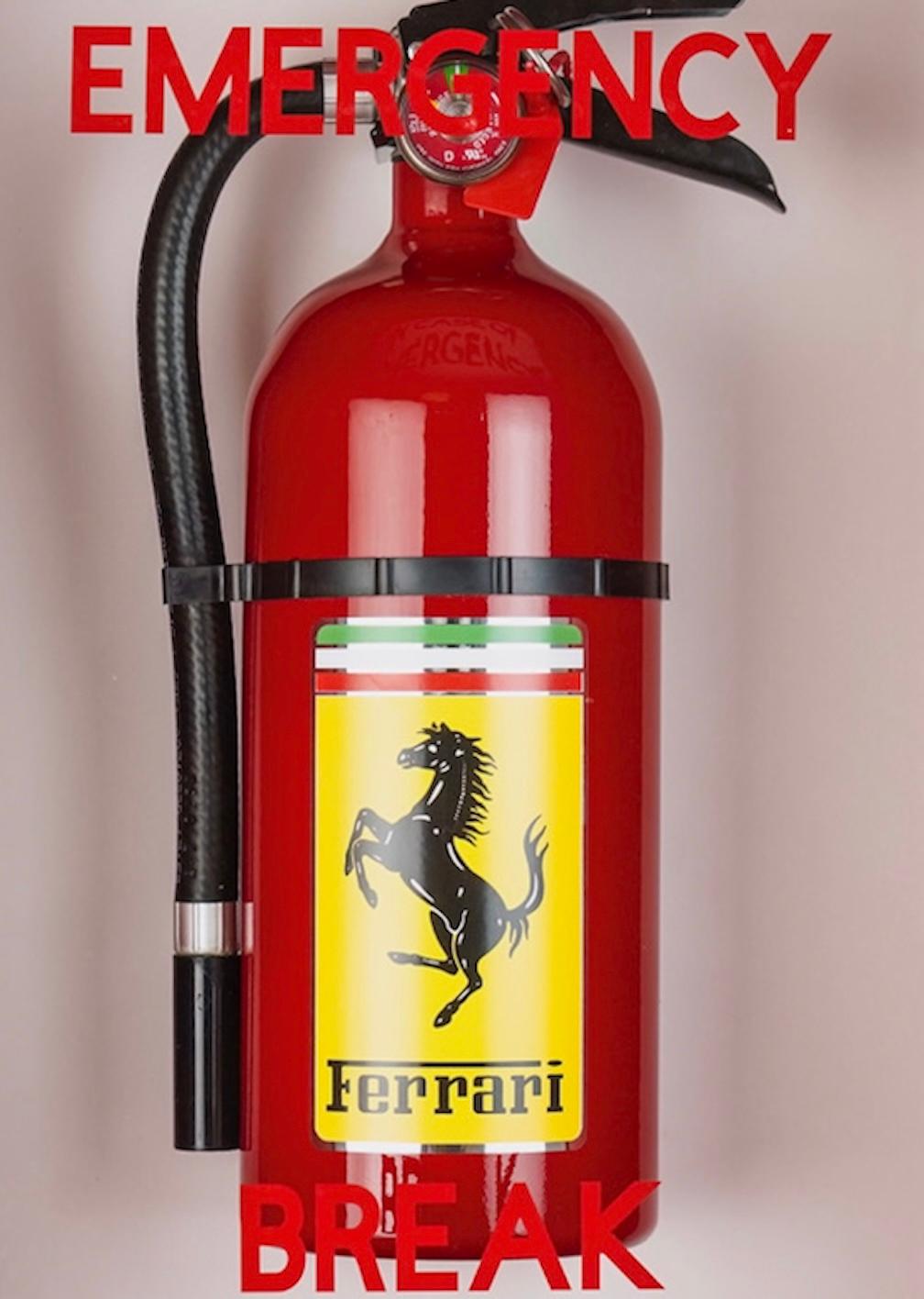 Scultura da parete contemporanea di estintore rosso Ferrari, pop art per interni - Sculpture Contemporaneo di Plastic Jesus