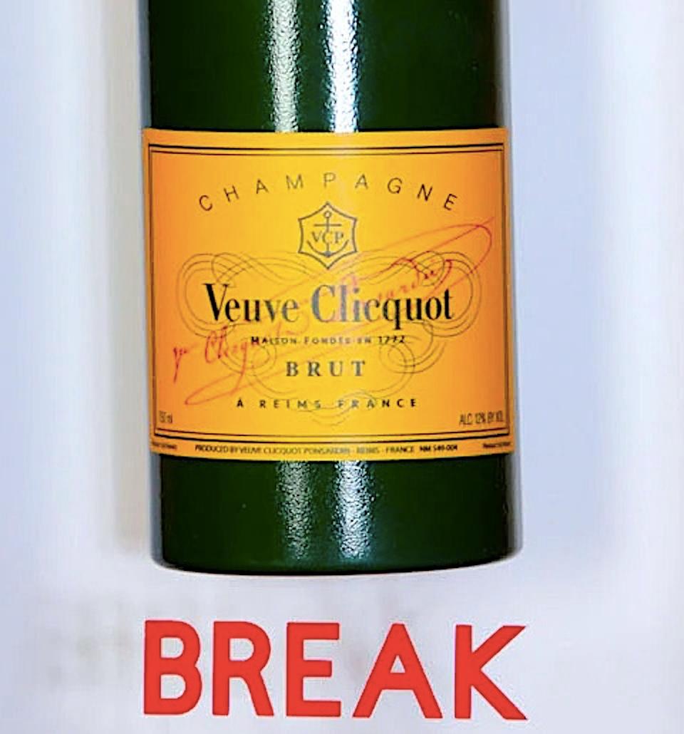 « In Case Of Emergency - Vueve Midi Fire Extinguisher » - Sculpture pop art rouge 2