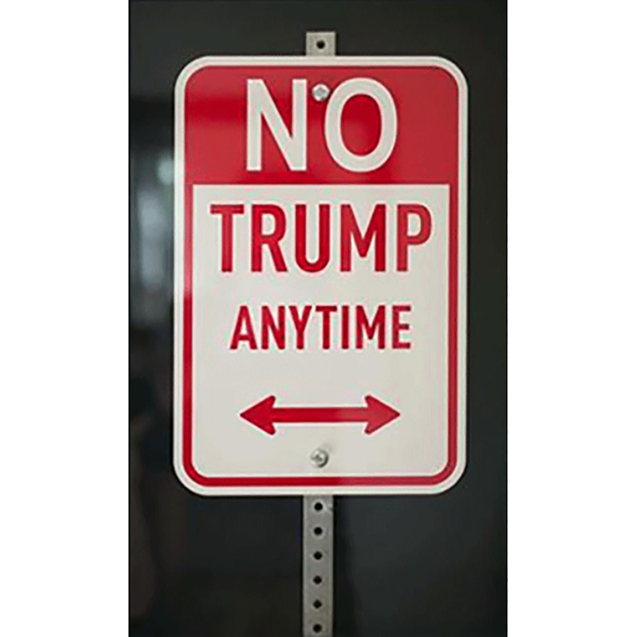 « No Trump Anytime » Stencil Acrylique sur Métal dans une Boîte d'ombres Noires - Mixed Media Art de Plastic Jesus