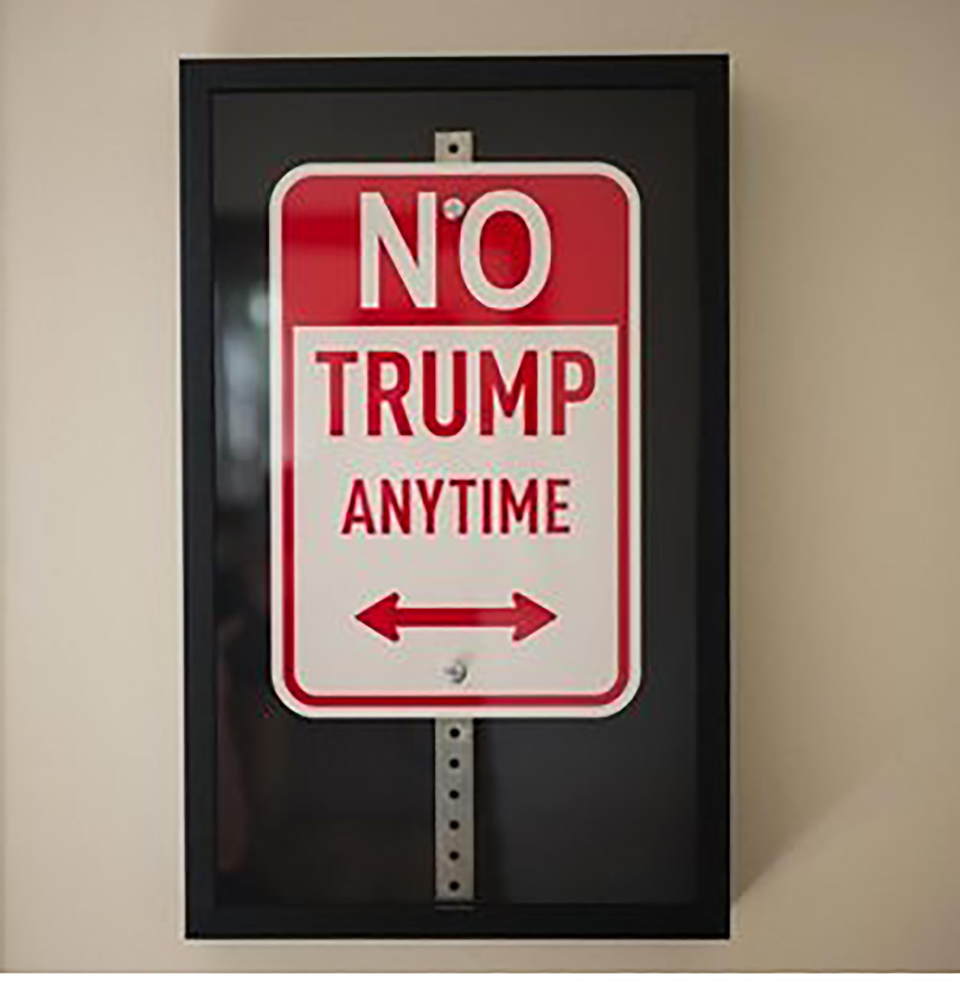 « No Trump Anytime » Stencil Acrylique sur Métal dans une Boîte d'ombres Noires - Pop Art Mixed Media Art par Plastic Jesus