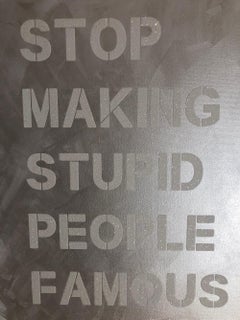 "Smettila di rendere famose le persone stupide" Arte di strada contemporanea con polvere di diamante bianco