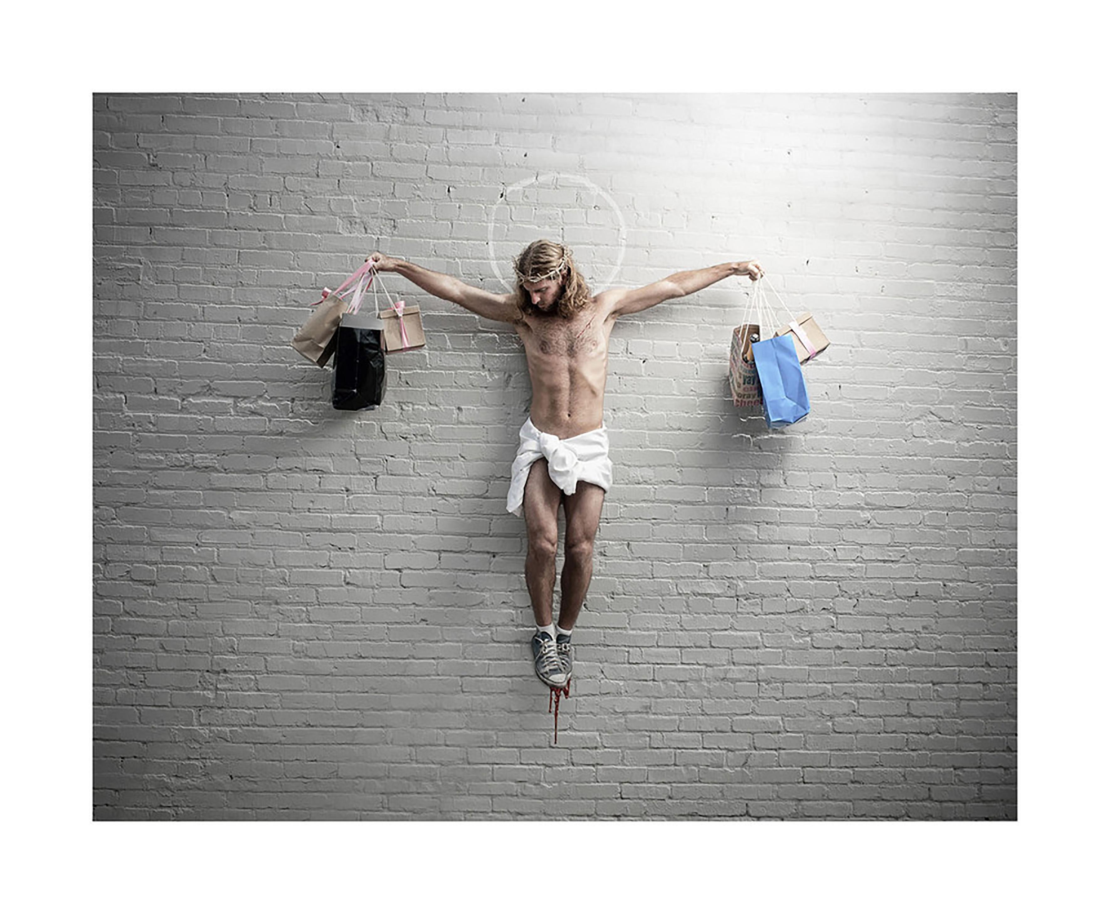 Plastic Jesus Figurative Photograph – ""Jesus mit Einkaufstaschen"" - Limitierte Auflage Fine Art Druck