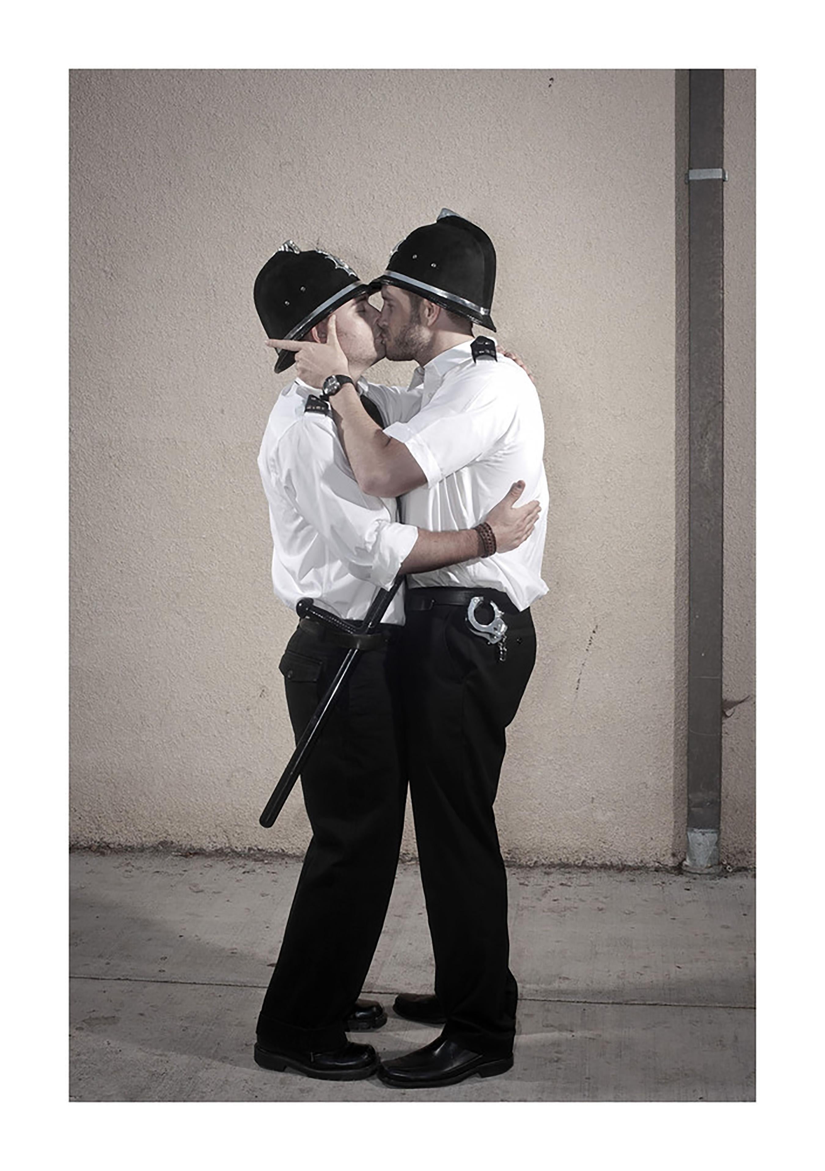 „“Kissender Polizist““ –  Druck aus der bildenden Kunst – Photograph von Plastic Jesus