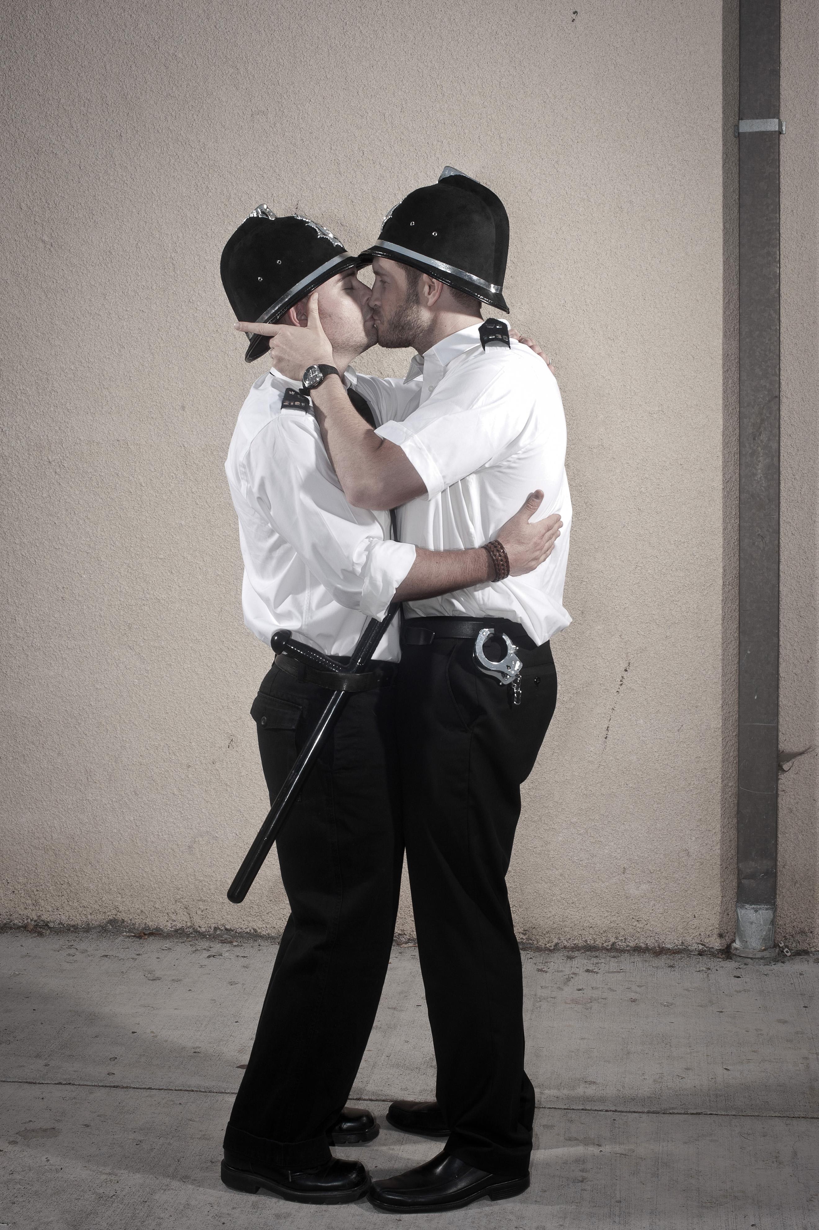 Figurative Photograph Plastic Jesus - "Kissing Policeman" (policien espion) -  Impression d'œuvres d'art