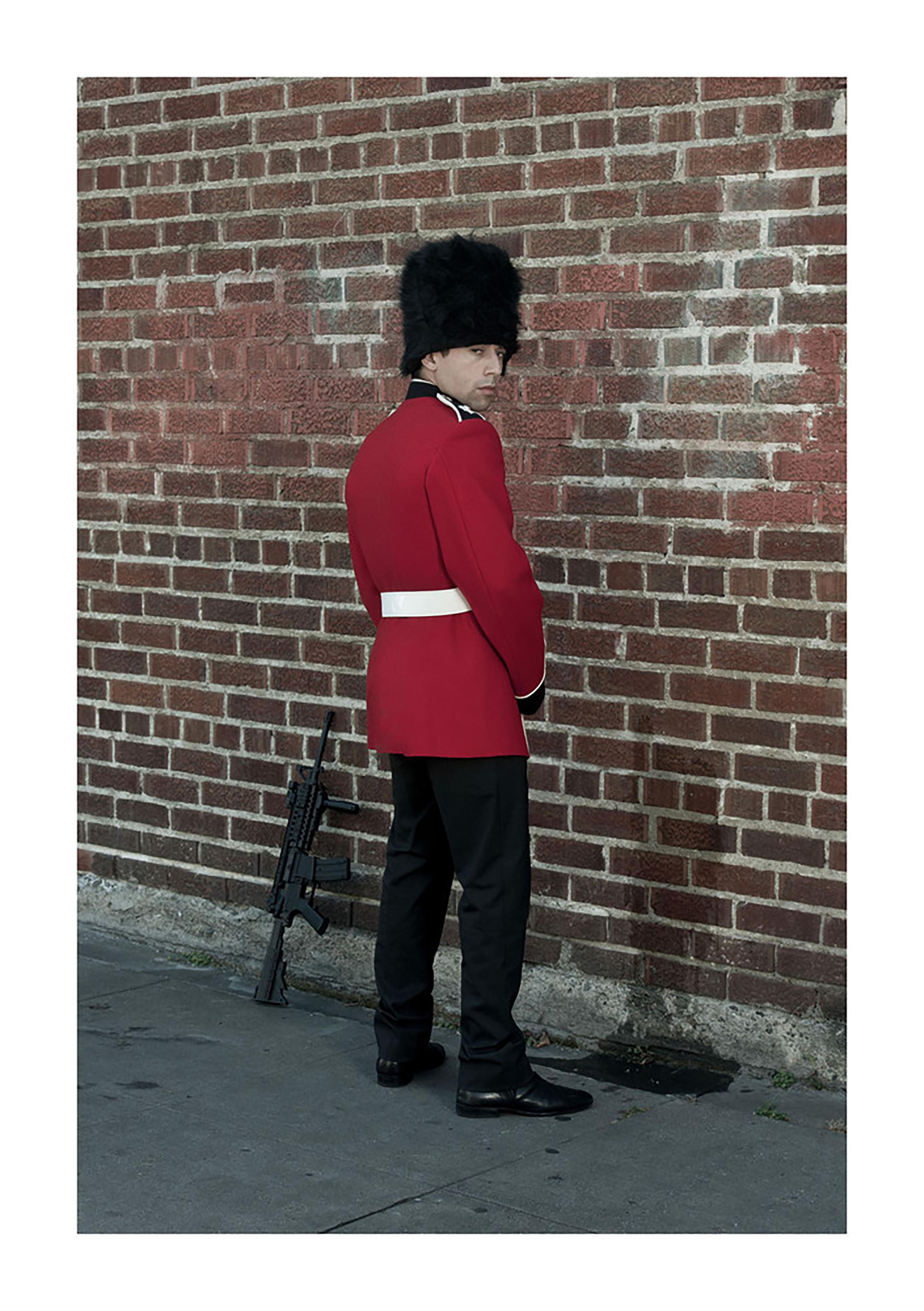 „“Queens Guard““ – Druck in limitierter Auflage – Photograph von Plastic Jesus