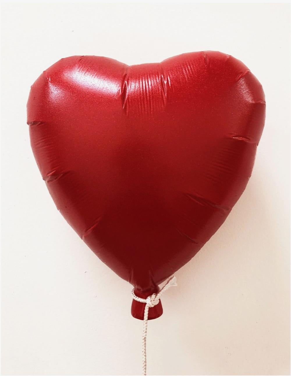 "Glitter Balloon Red" - Montaggio a parete in acrilico scuro glitterato