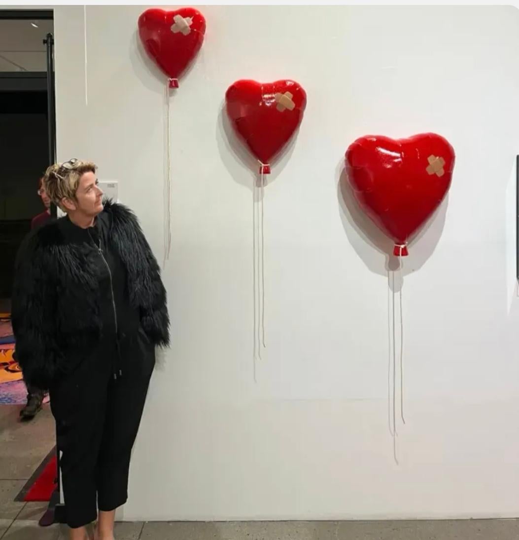 Ballon pailleté rouge bandé - Support mural en acrylique foncé pailleté - Grand format  en vente 2