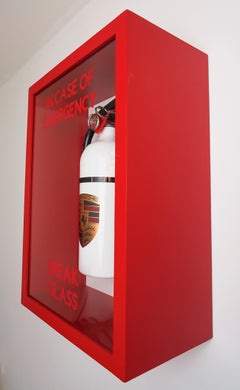 Estintore Porsche "In Case of Emergency Break Glass" (In caso di emergenza, rompere il vetro)