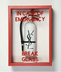 Extincteur "En cas d'urgence, brisez le verre" YSL Luxury Brand Edition