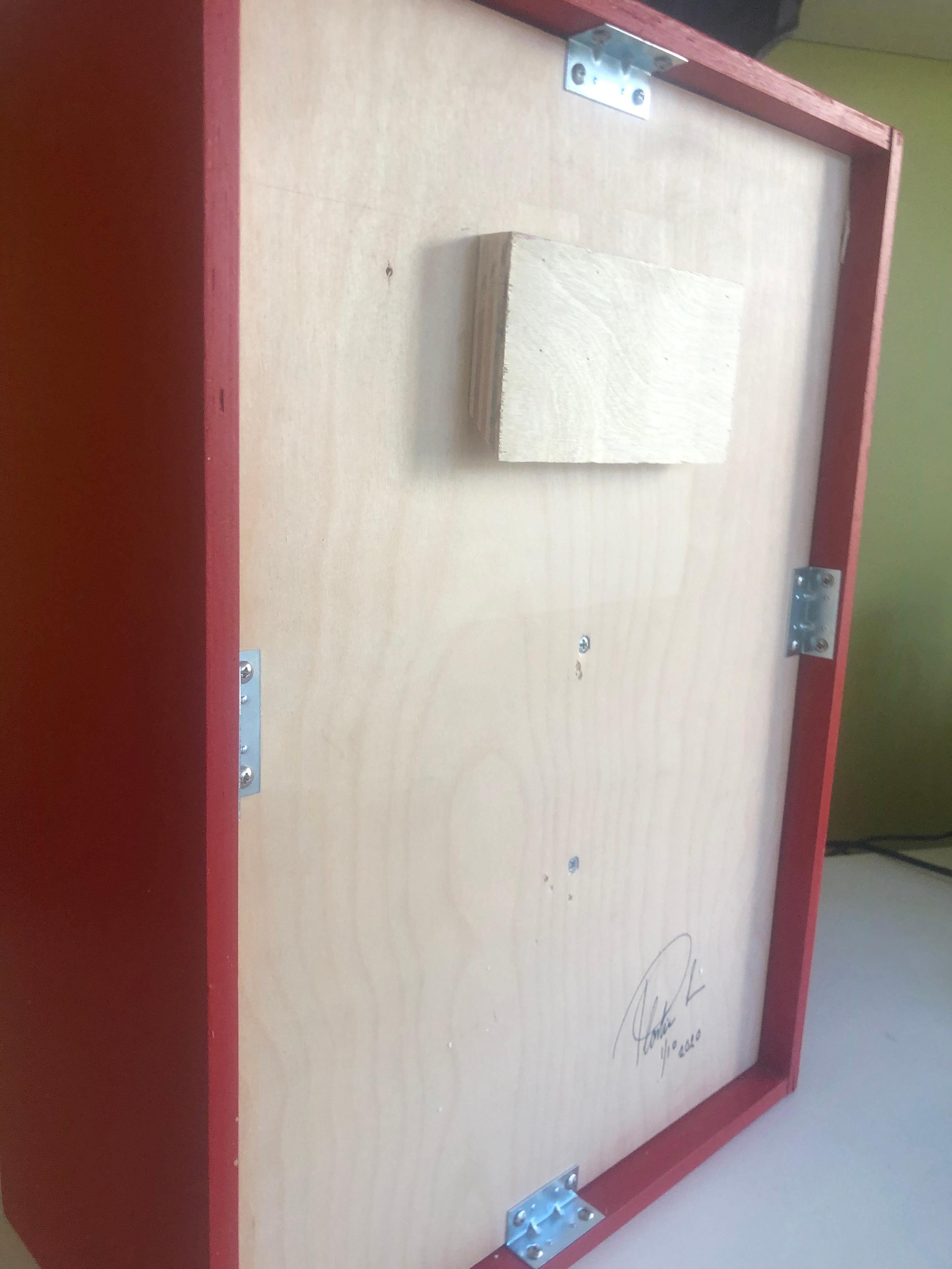 Plastic Jesus est un artiste de rue basé à Los Angeles qui se spécialise dans les pochoirs et les installations audacieuses, inspirés par les événements de l'actualité mondiale, la société, l'environnement urbain, la culture et la politique.
Son