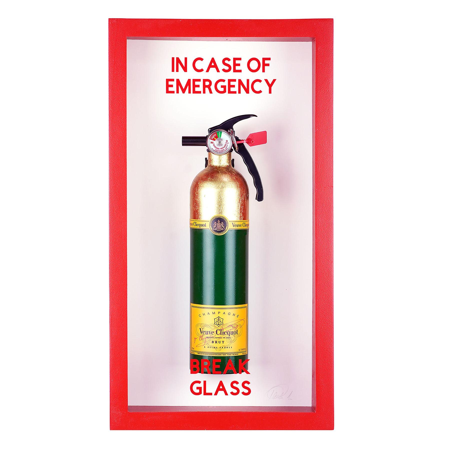 „In Case of Emergency Break Glass“ Veuve Clicquot Feuerlöscher aus der Mitte des Jahrhunderts  – Sculpture von Plastic Jesus