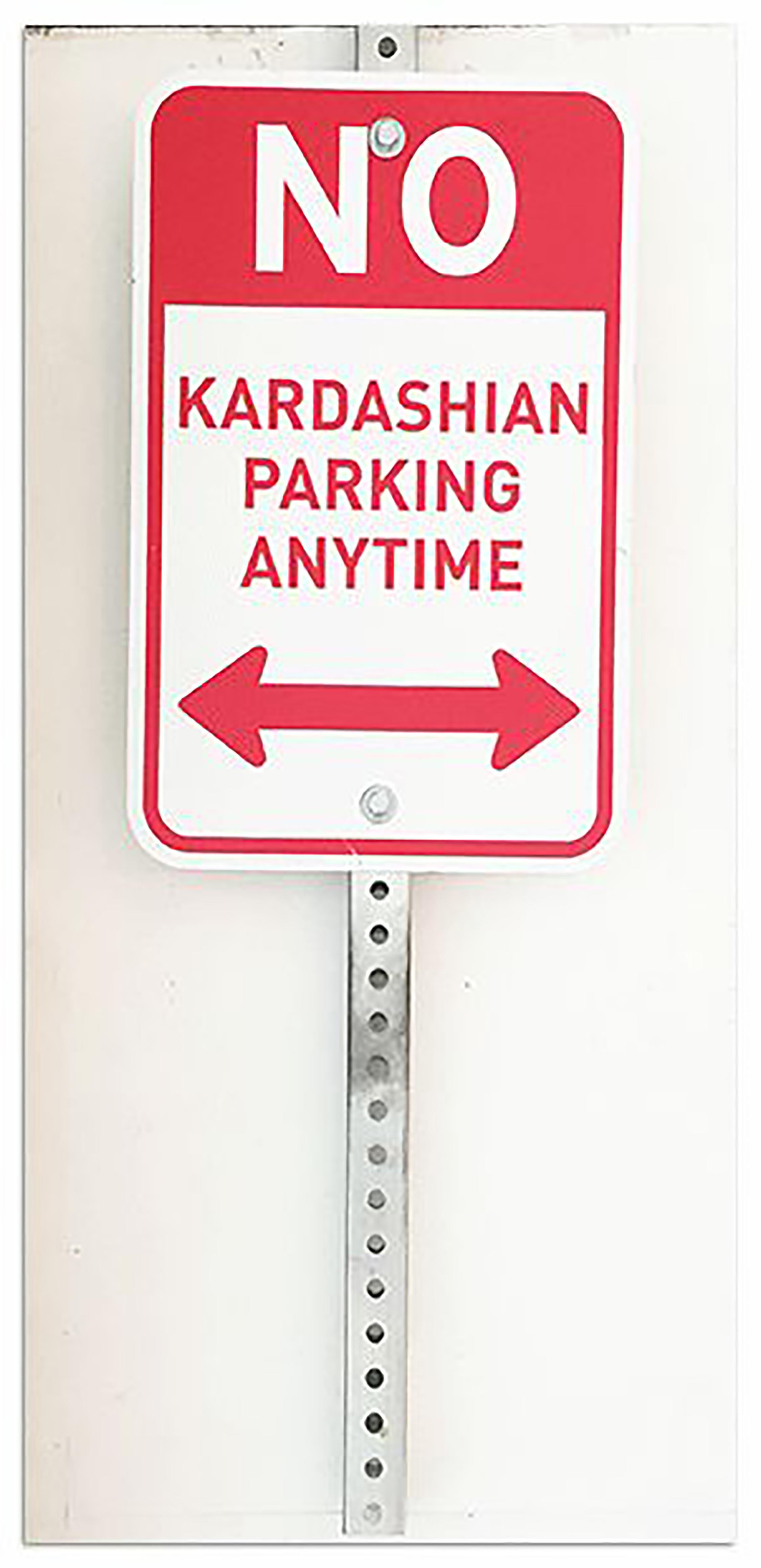 « No Kardashian Parking Anytime » - Stencil Acrylique sur Métal - Pop Art Sculpture par Plastic Jesus