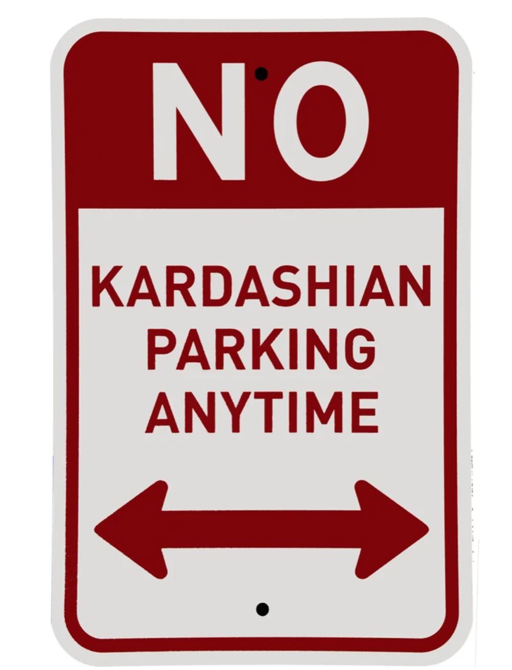 « No Kardashian Parking Anytime » - Stencil Acrylique sur Métal - Sculpture de Plastic Jesus