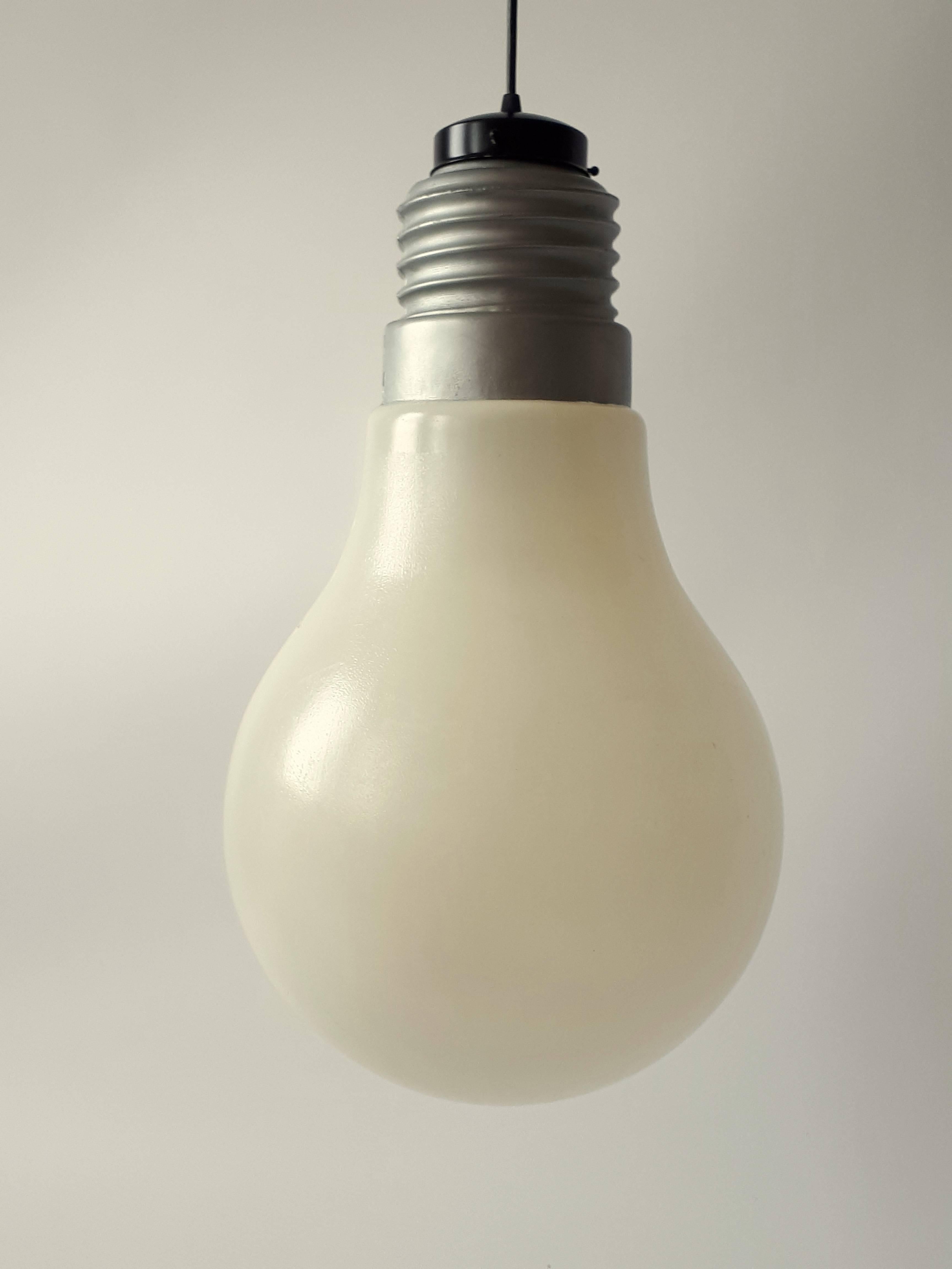 Plastic Light Bulb Pendant from Ingo Maurer, 1969, USA im Zustand „Gut“ in St- Leonard, Quebec