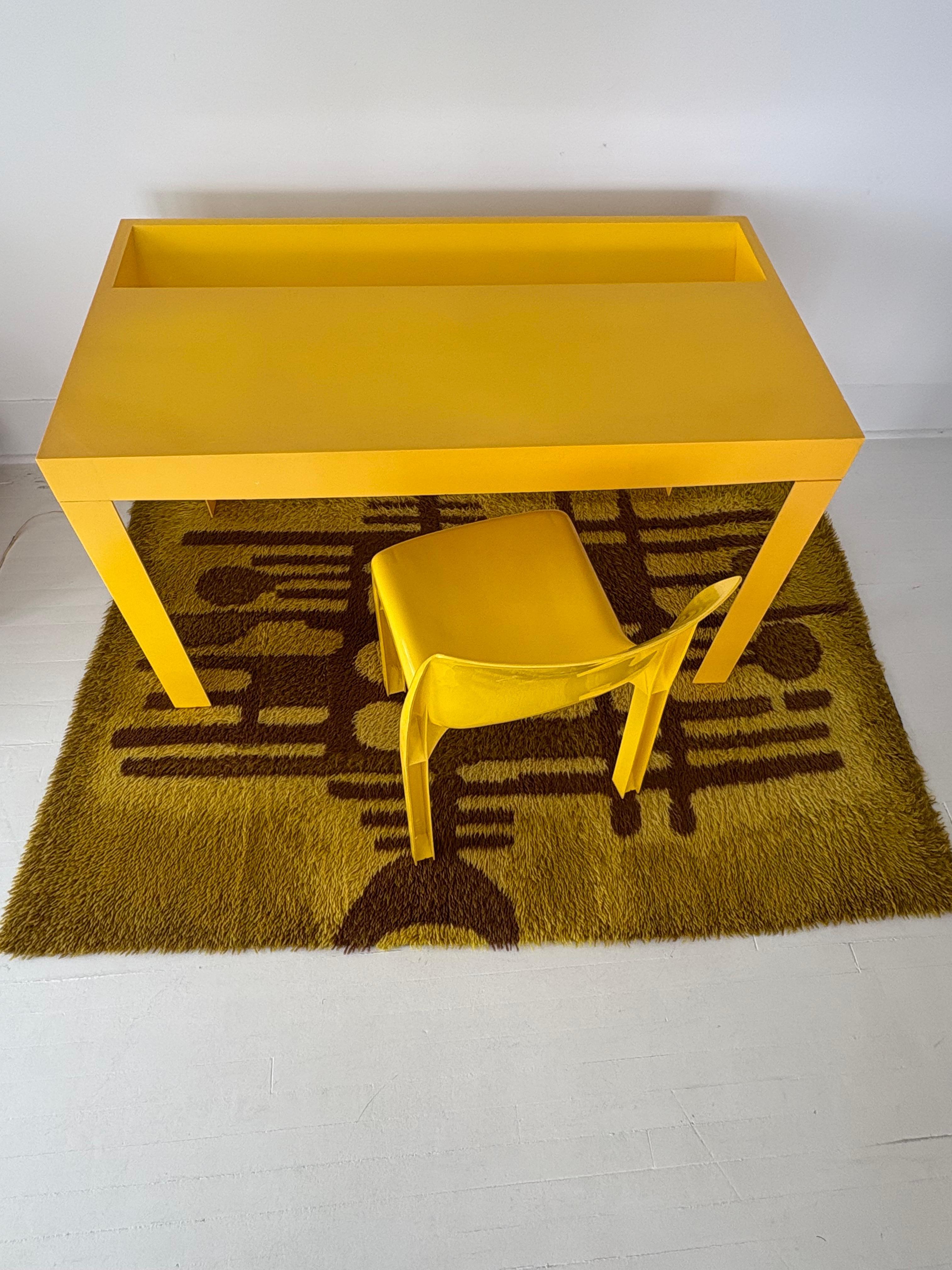 Table et chaise Parsons en plastique jaune du milieu du siècle 1970 en vente 4