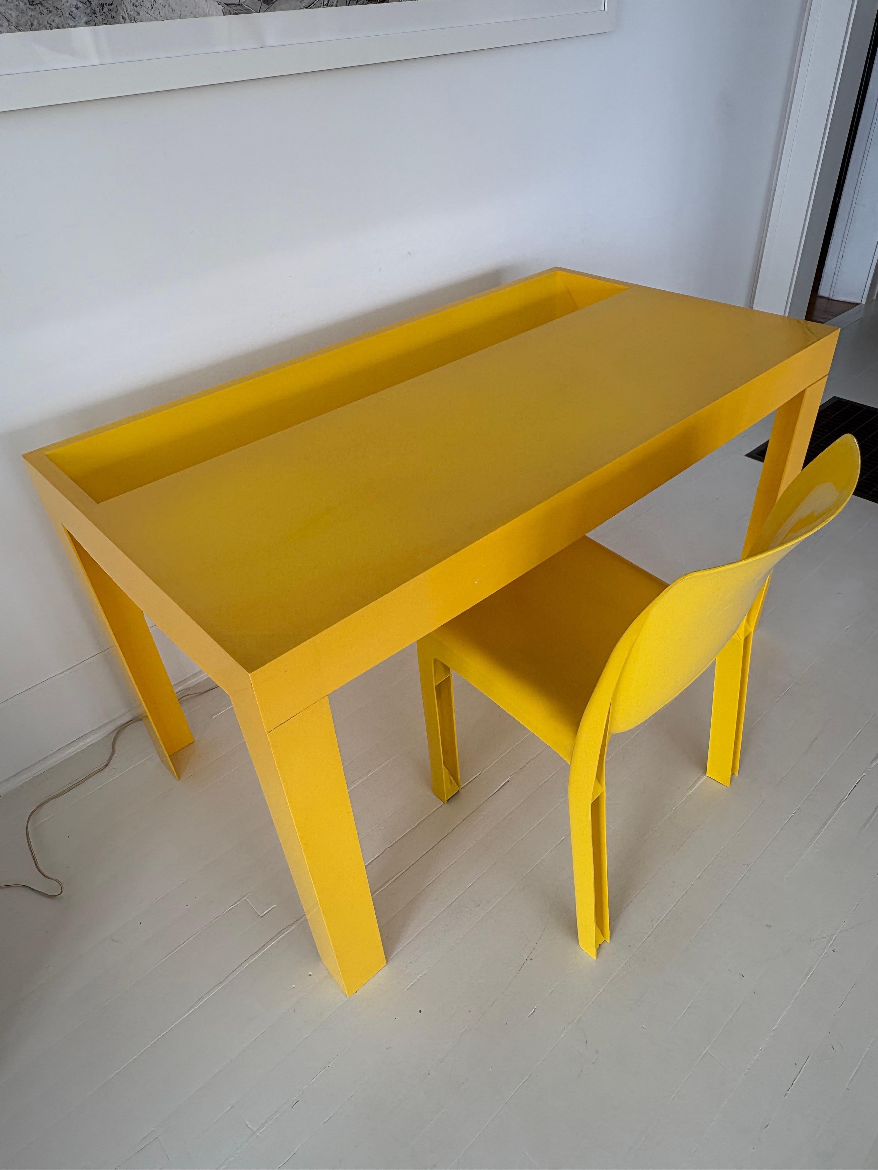 Bureau et chaise en plastique jaune des années 1970. Ce bureau amusant et vibrant a une découpe pour vos cahiers et vos papiers. Design/One très simple, idéal pour un bureau ou un espace pour enfants. Les pieds sont amovibles pour le rangement.