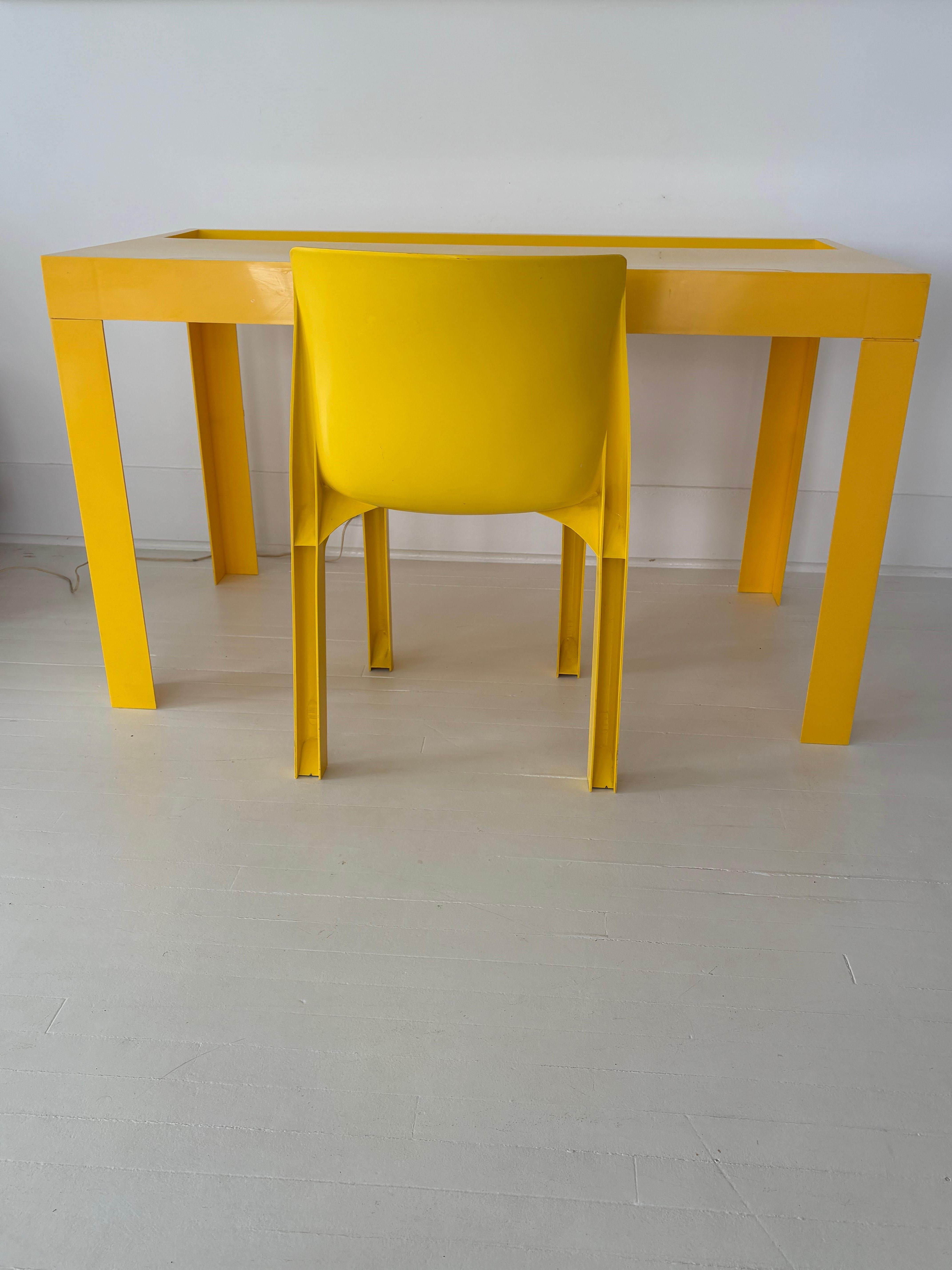Ère spatiale Table et chaise Parsons en plastique jaune du milieu du siècle 1970 en vente