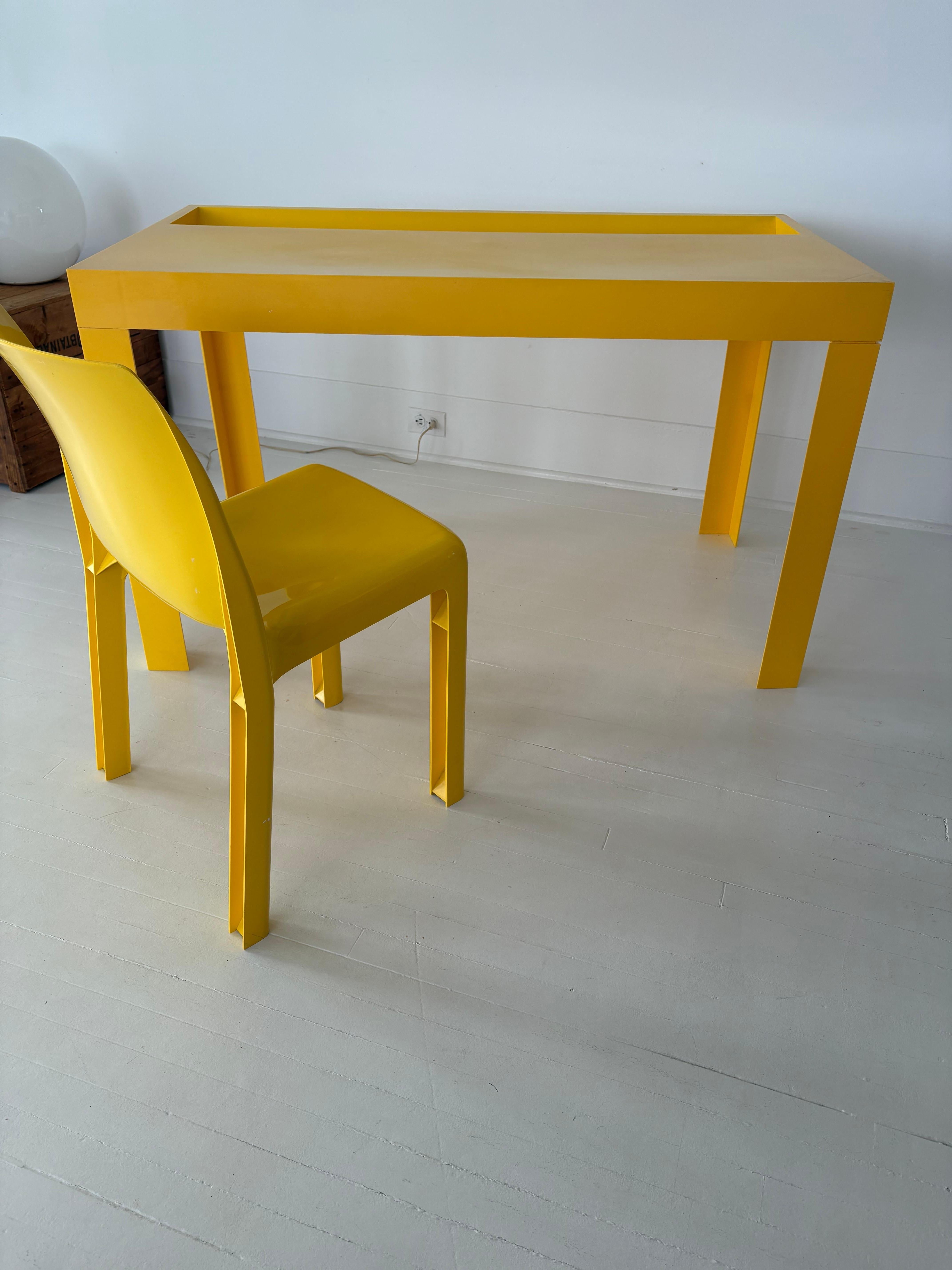 Table et chaise Parsons en plastique jaune du milieu du siècle 1970 en vente 1