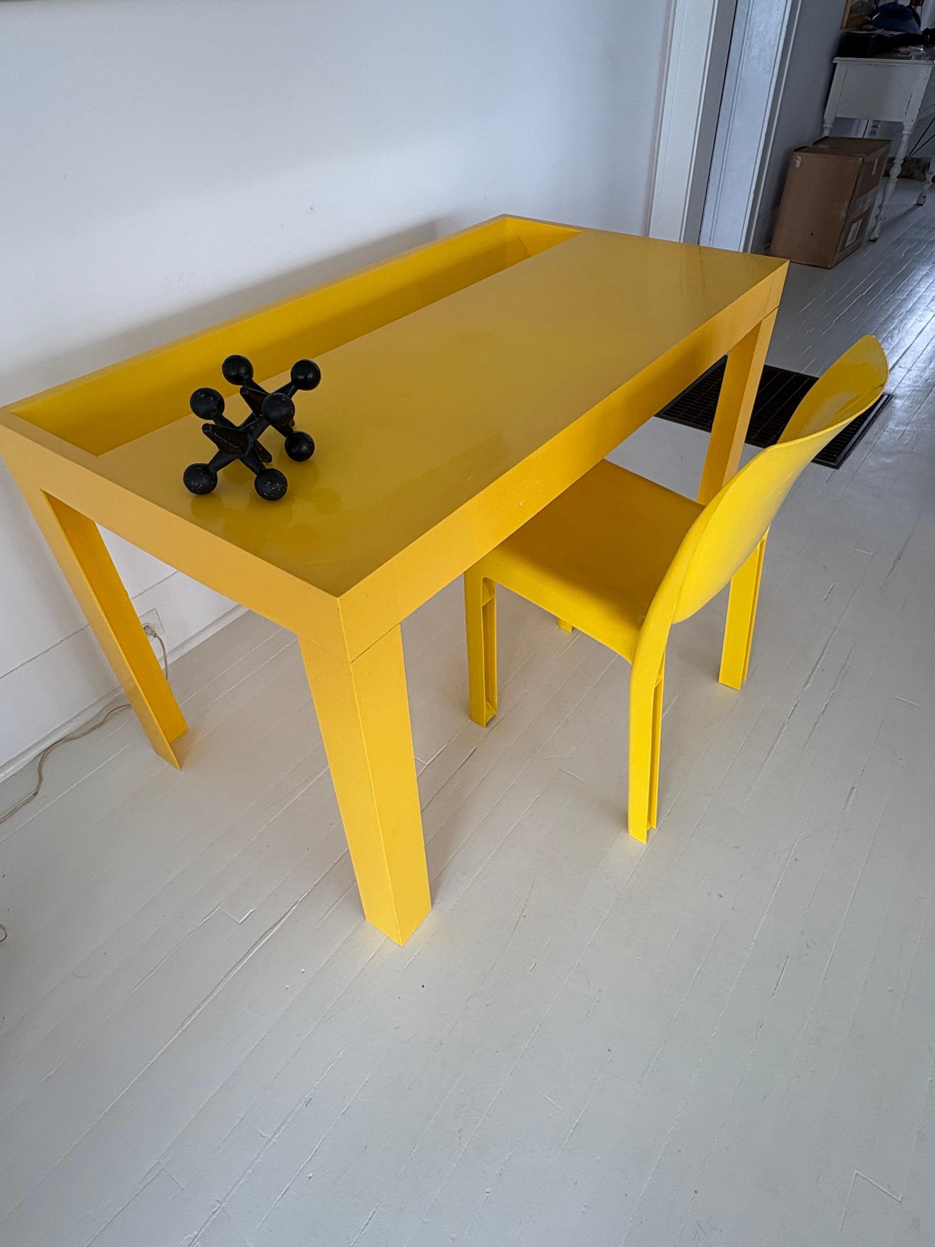 Table et chaise Parsons en plastique jaune du milieu du siècle 1970 en vente 2