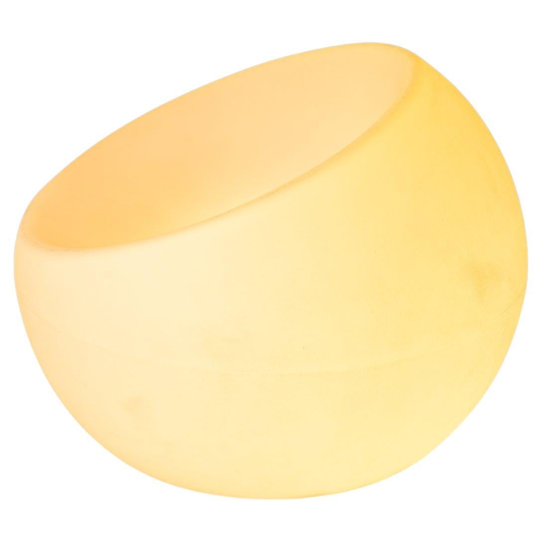 Silla de jardín esférica iluminada de plástico moldeado, Souluxe, EE.UU., c. 2000s