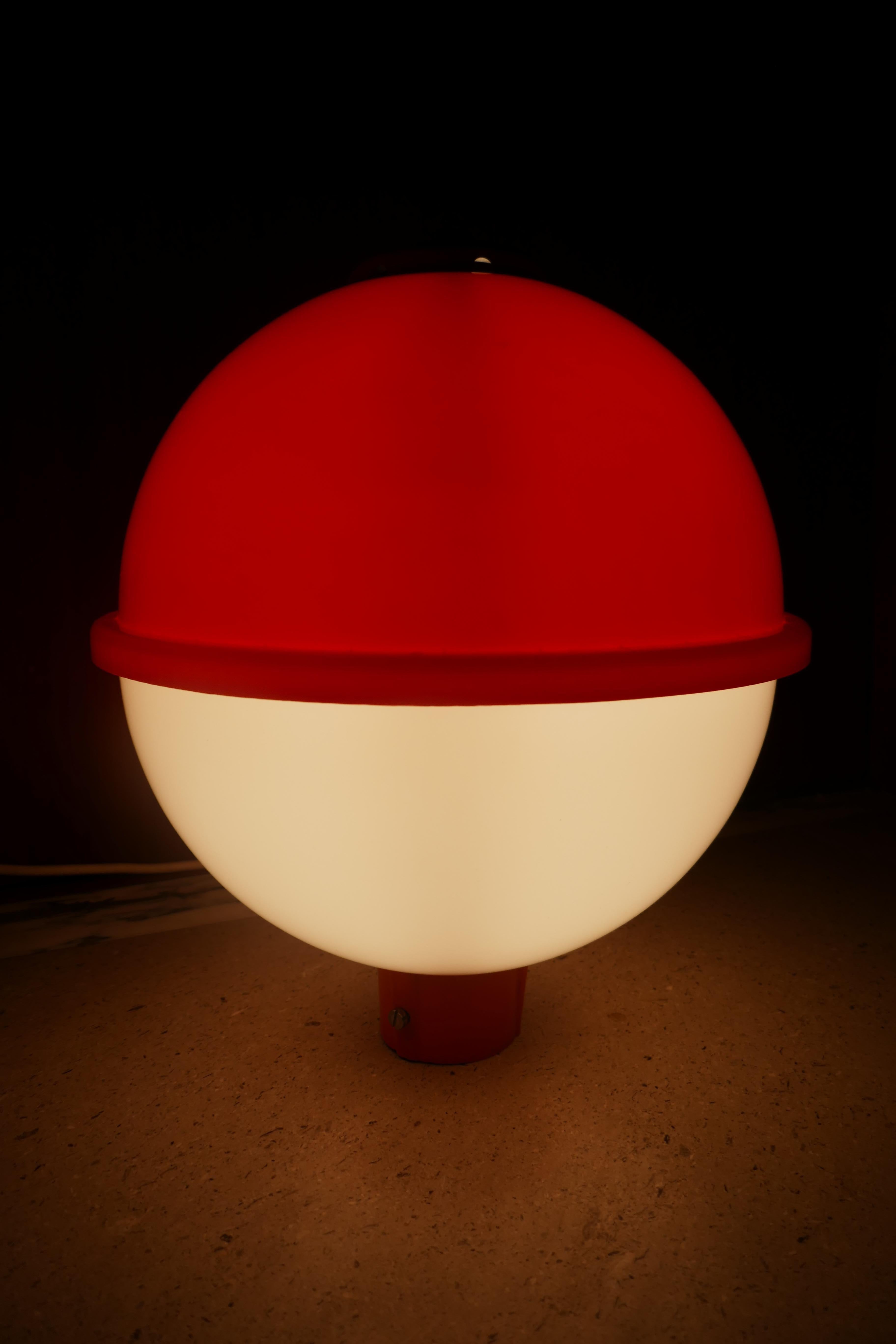 Lampe d'extérieur ou d'intérieur en plastique dans le style Artemide Stilnovo.
La lampe n'a jamais été utilisée et a besoin d'être électrifiée pour être utilisée comme lampadaire, applique ou suspension.
Il représente un flotteur ou une bouée de