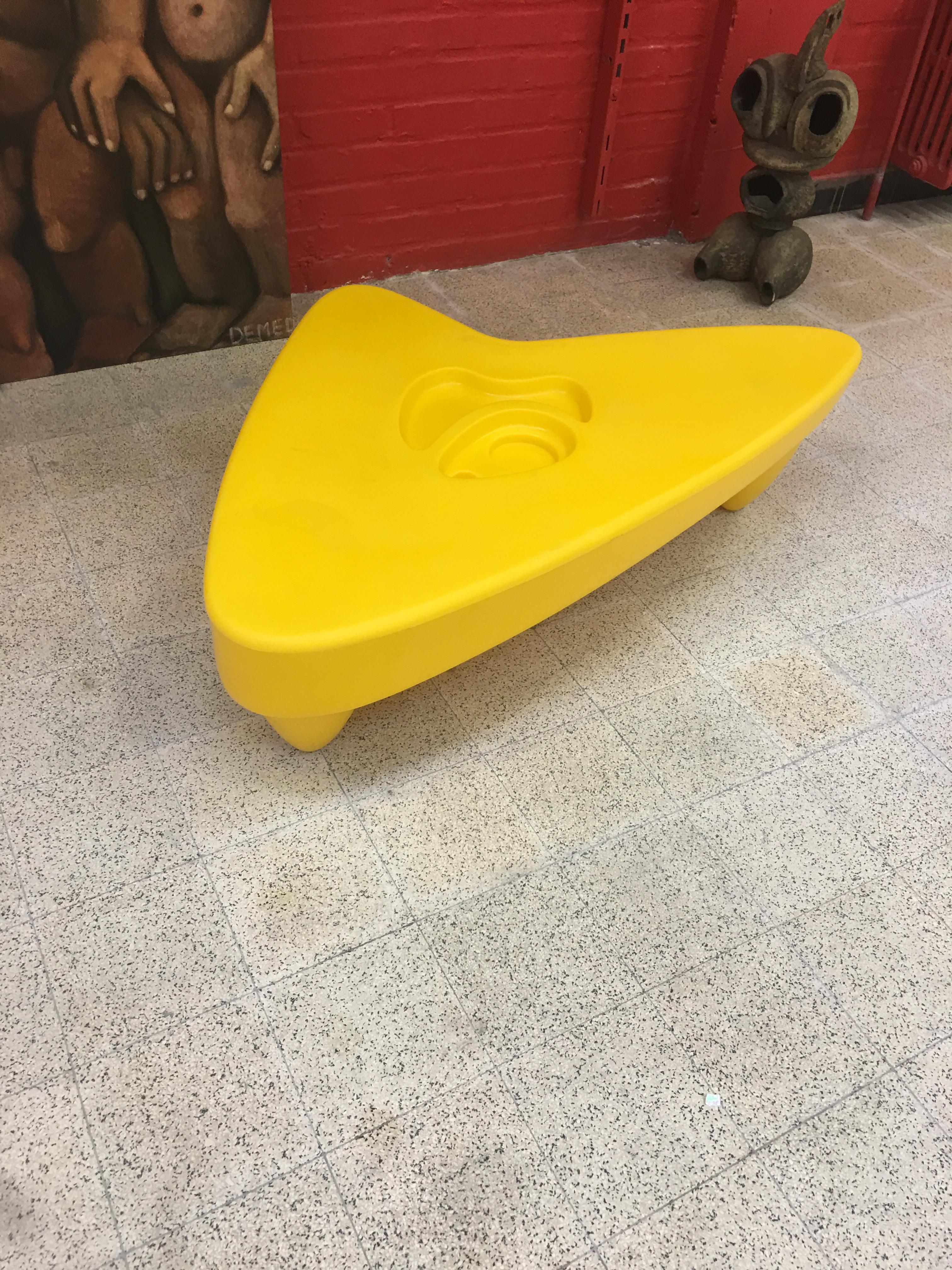 Plastic Pop table, circa 1970-1980 In Good Condition For Sale In Saint-Ouen, FR