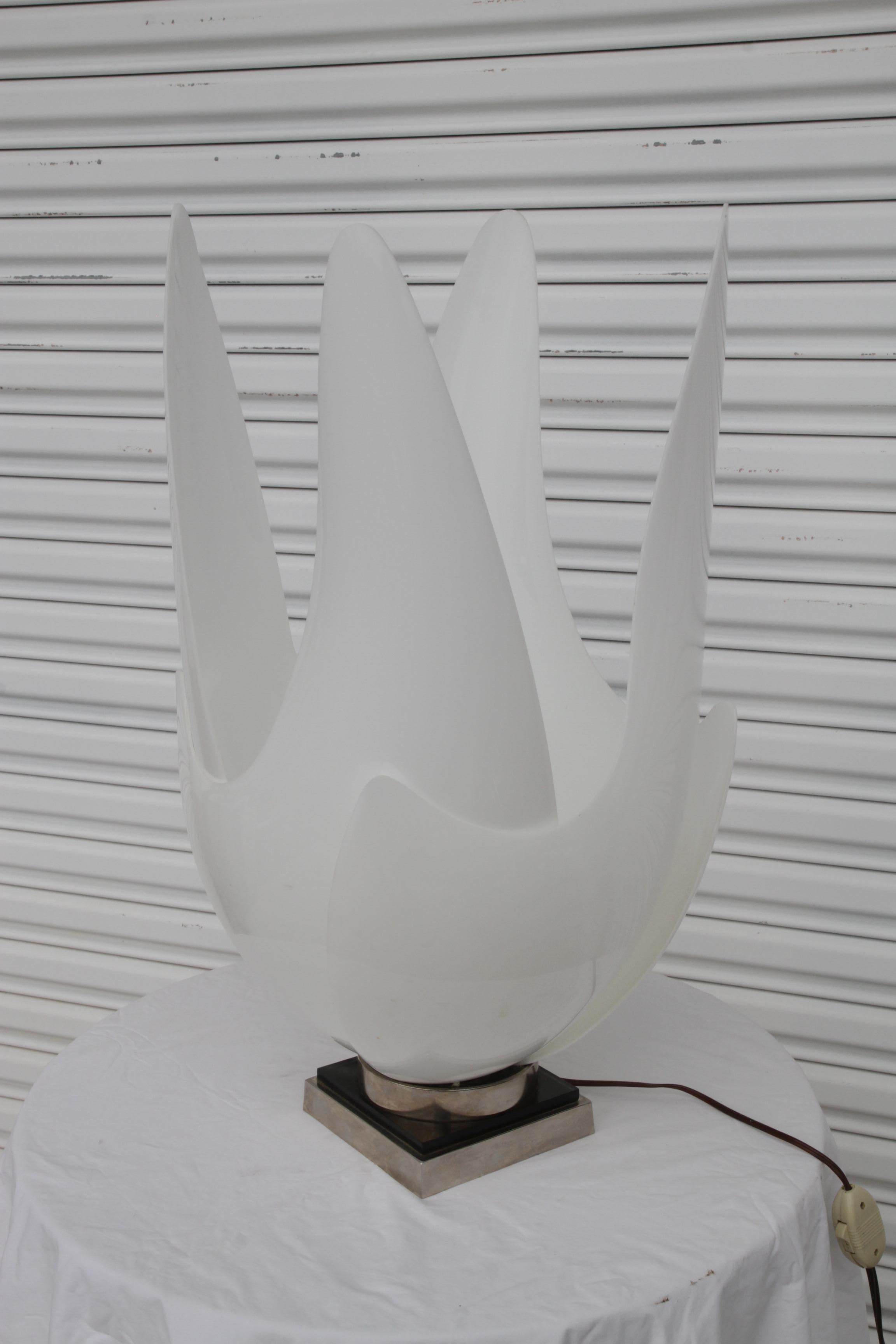 Mesa decorativa clásica con forma de pedal de Rougier, hacia la década de 1970. Esta lámpara está en muy buen estado, original y de funcionamiento, está completa y correctamente marcada. Top Form orgánico de plástico blanco sobre base cuadrada de