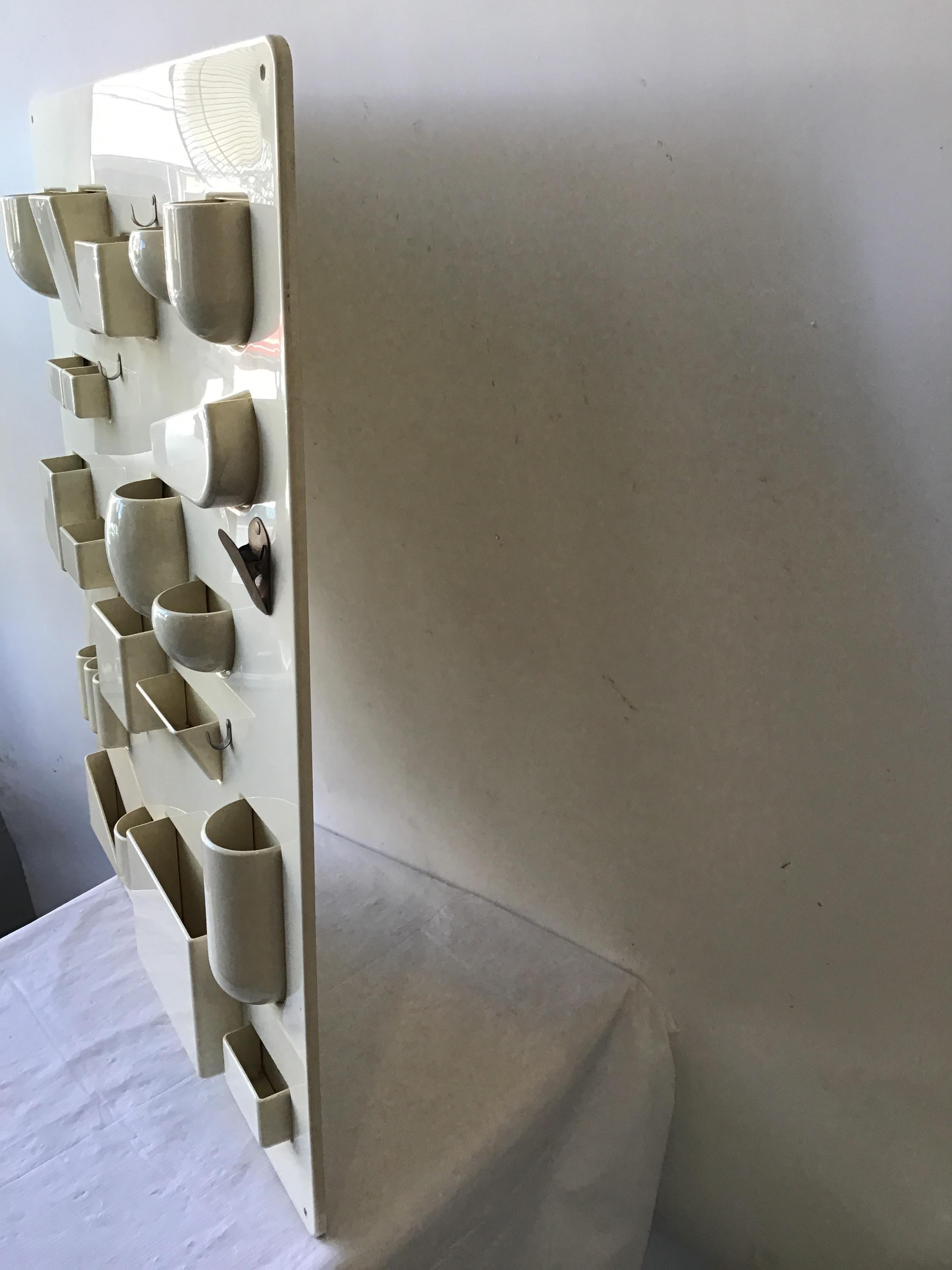Wand Organizer aus Kunststoff von Dorothy Maurer Becker im Zustand „Gut“ in Tarrytown, NY