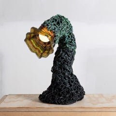 "Plasticus Obitus #1" Lampada da tavolo scultorea in plastica riciclata