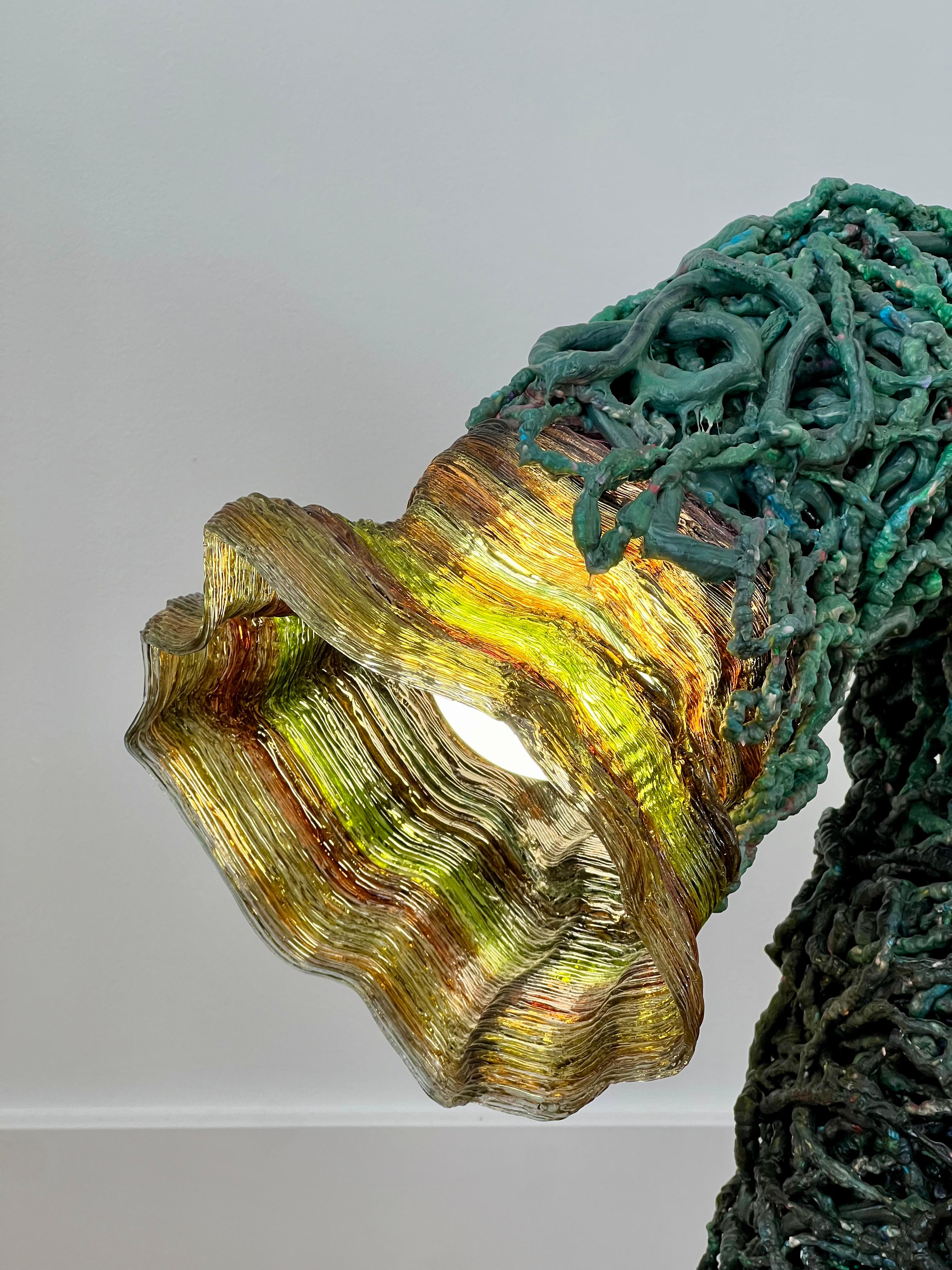 Skulpturale Tischlampe „Plasticus Obitus #1“ aus recyceltem Kunststoff (Nordamerikanisch) im Angebot