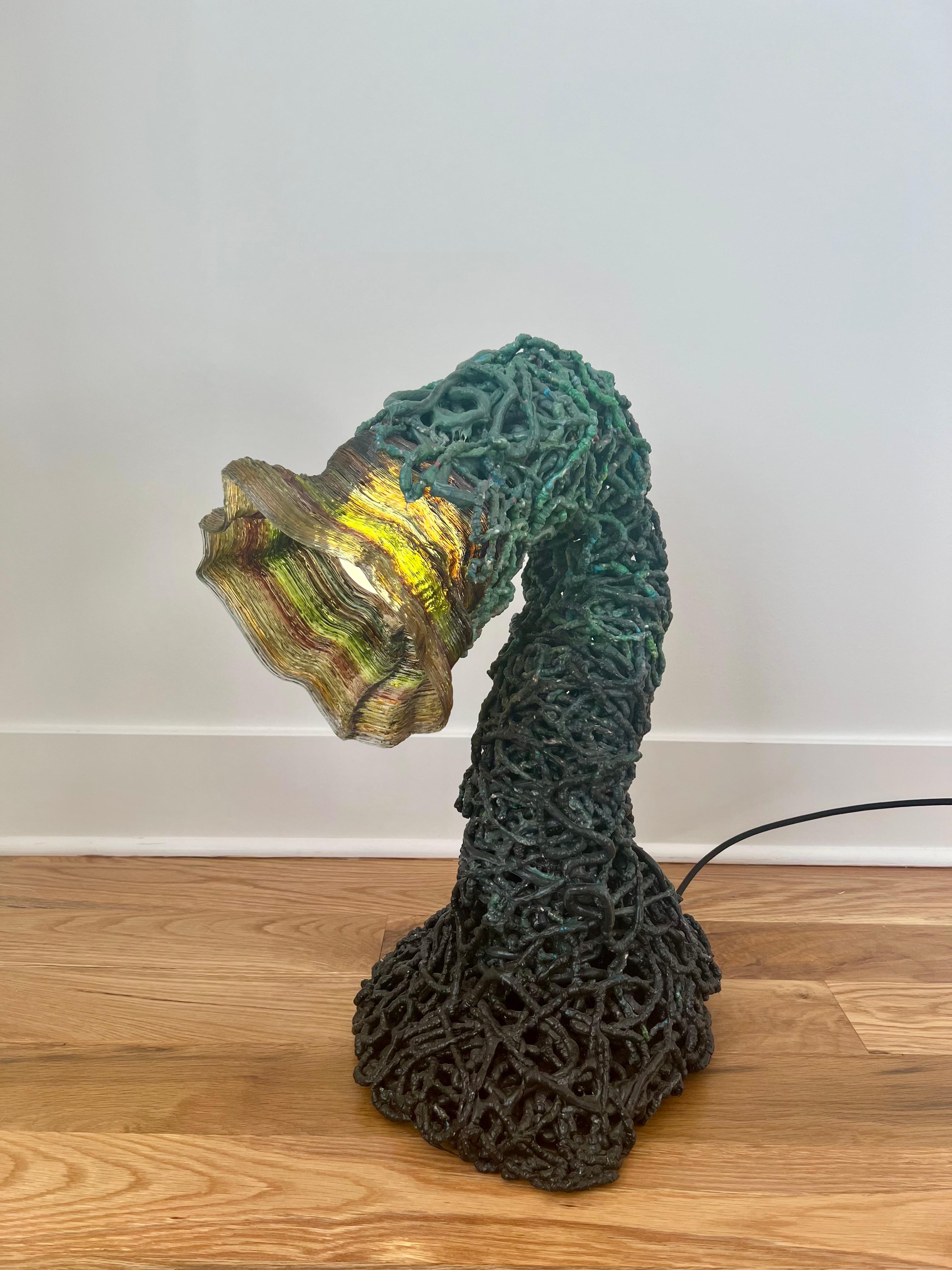 Skulpturale Tischlampe „Plasticus Obitus #1“ aus recyceltem Kunststoff (Handgefertigt) im Angebot