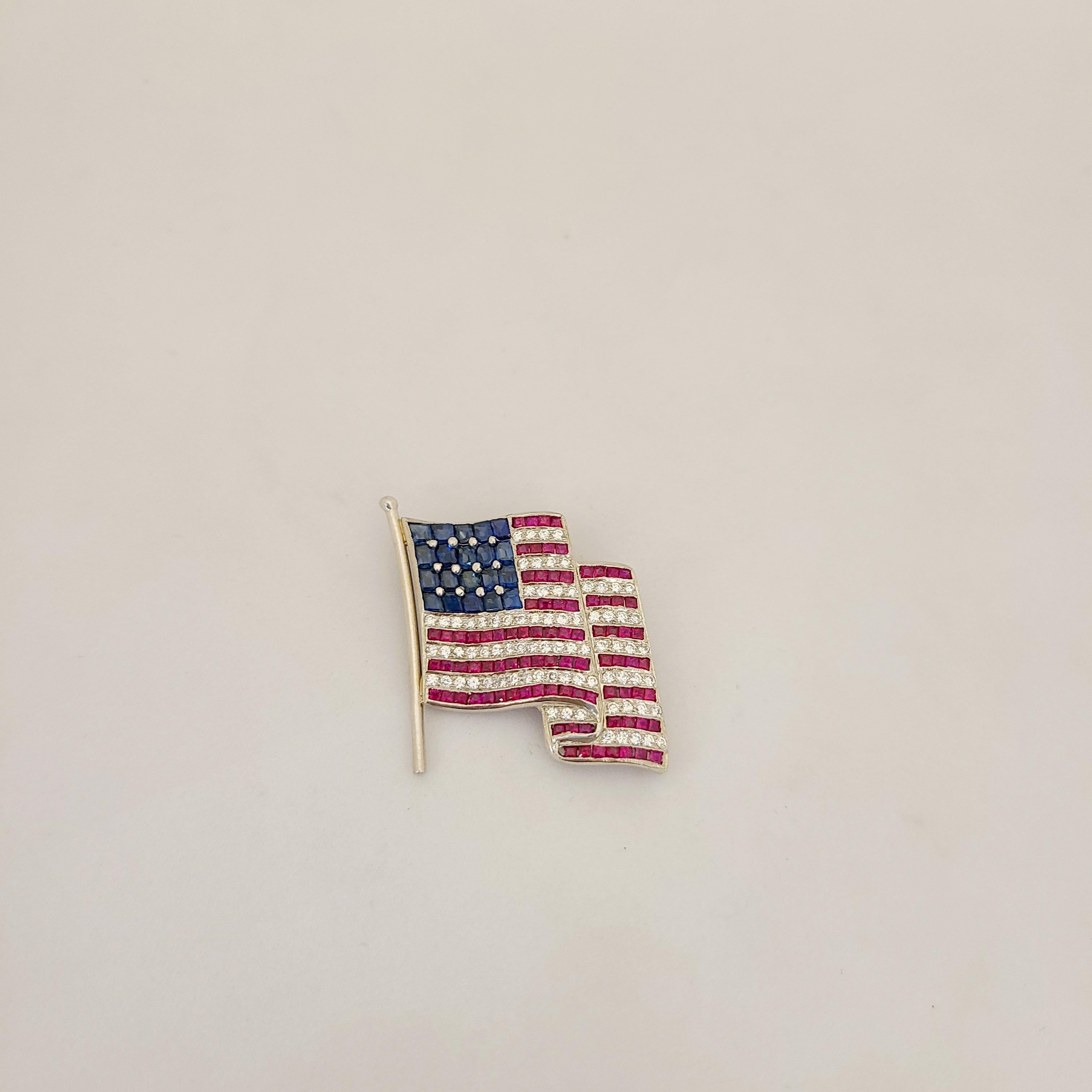 Contemporain Broche de drapeau américain en métal argenté 0,85 carat Diamant, rubis de 1,75 carat et 1,88 carat Saphir en vente