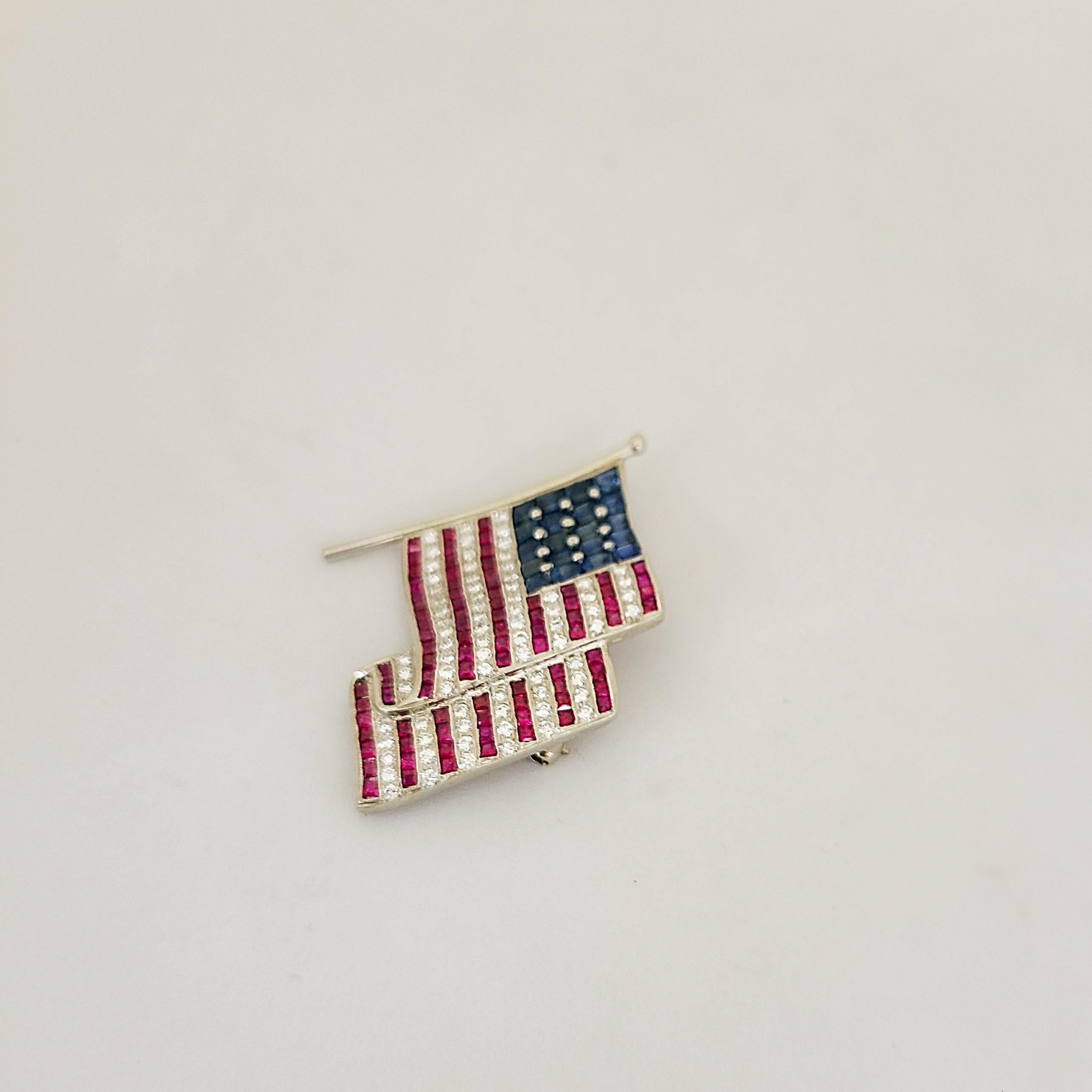 Taille carrée Broche de drapeau américain en métal argenté 0,85 carat Diamant, rubis de 1,75 carat et 1,88 carat Saphir en vente