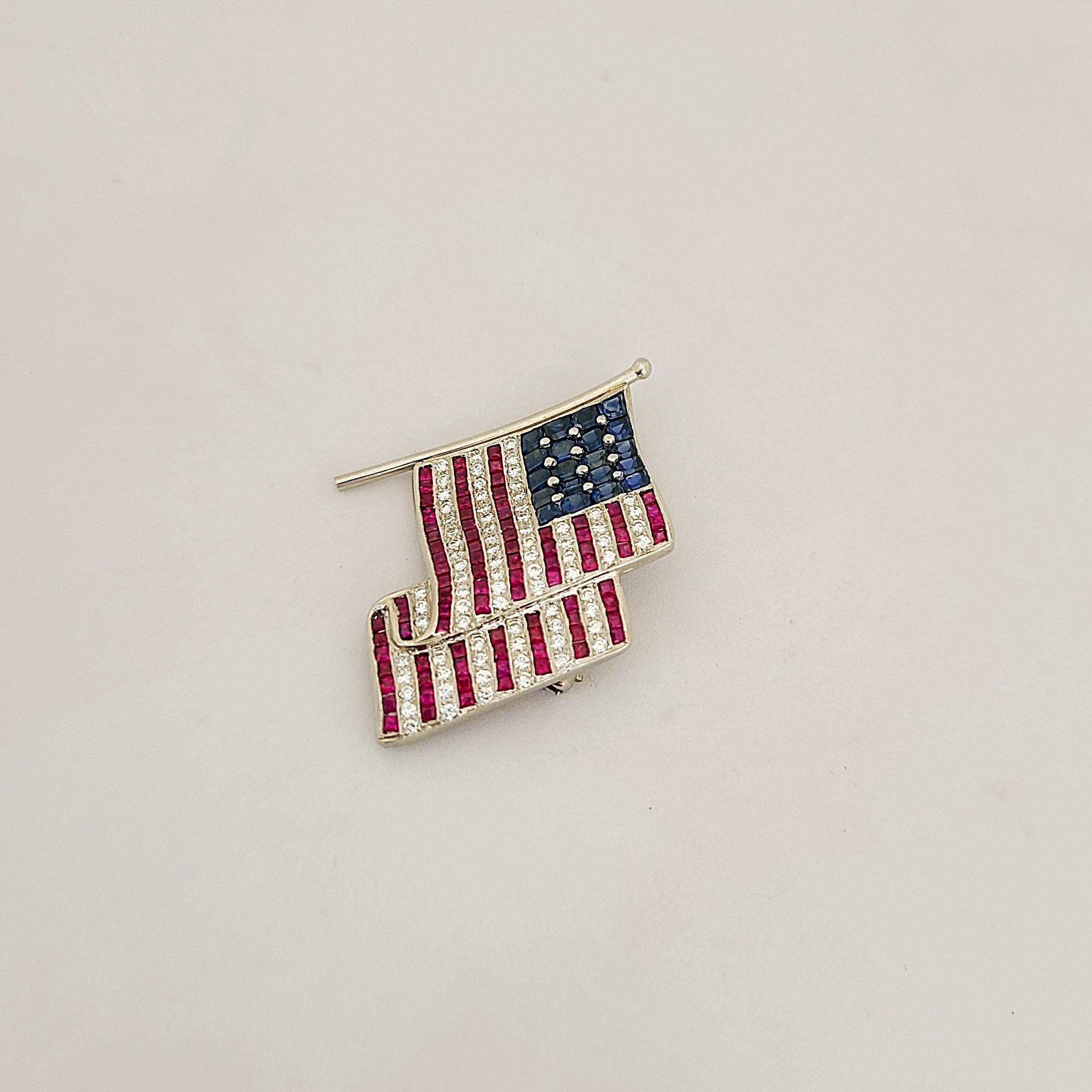 Broche de drapeau américain en métal argenté 0,85 carat Diamant, rubis de 1,75 carat et 1,88 carat Saphir Unisexe en vente